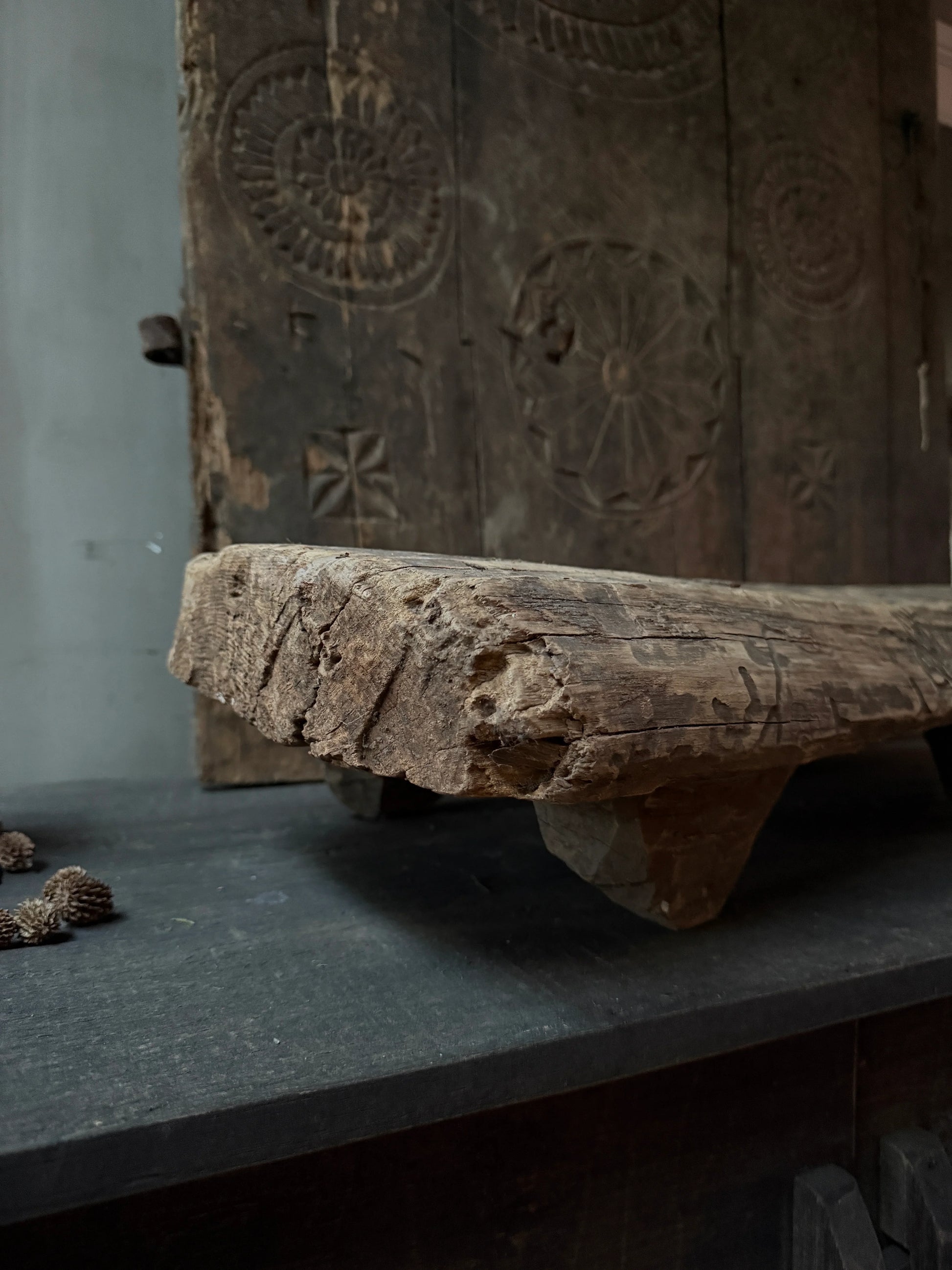 Handgemaakt houten plateau met robuuste uitstraling voor landelijk en sober interieur