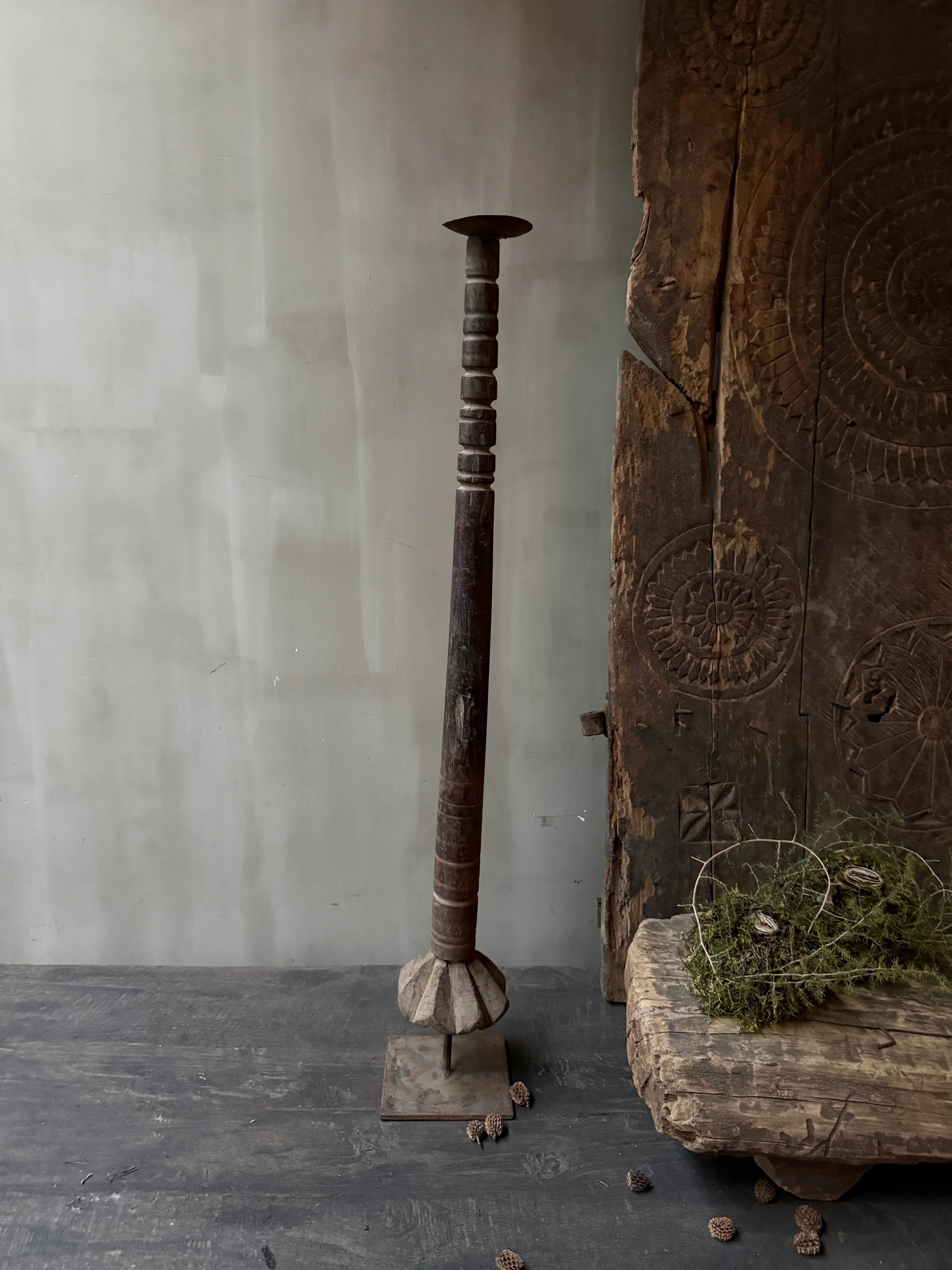 Oude houten kandelaar op metalen voet, handgemaakt, landelijke sobere woonaccessoire India