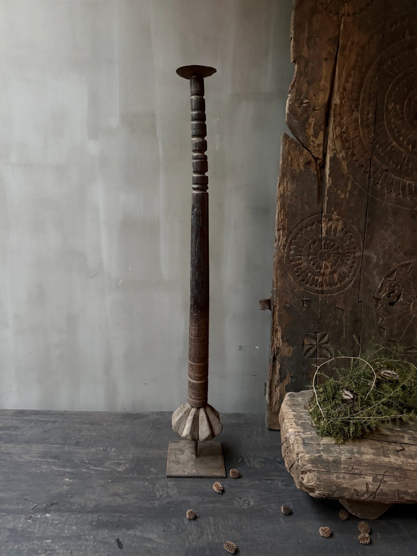 Authentieke houten kandelaar op landelijke sobere tafel, My Sober Home woonaccessoire