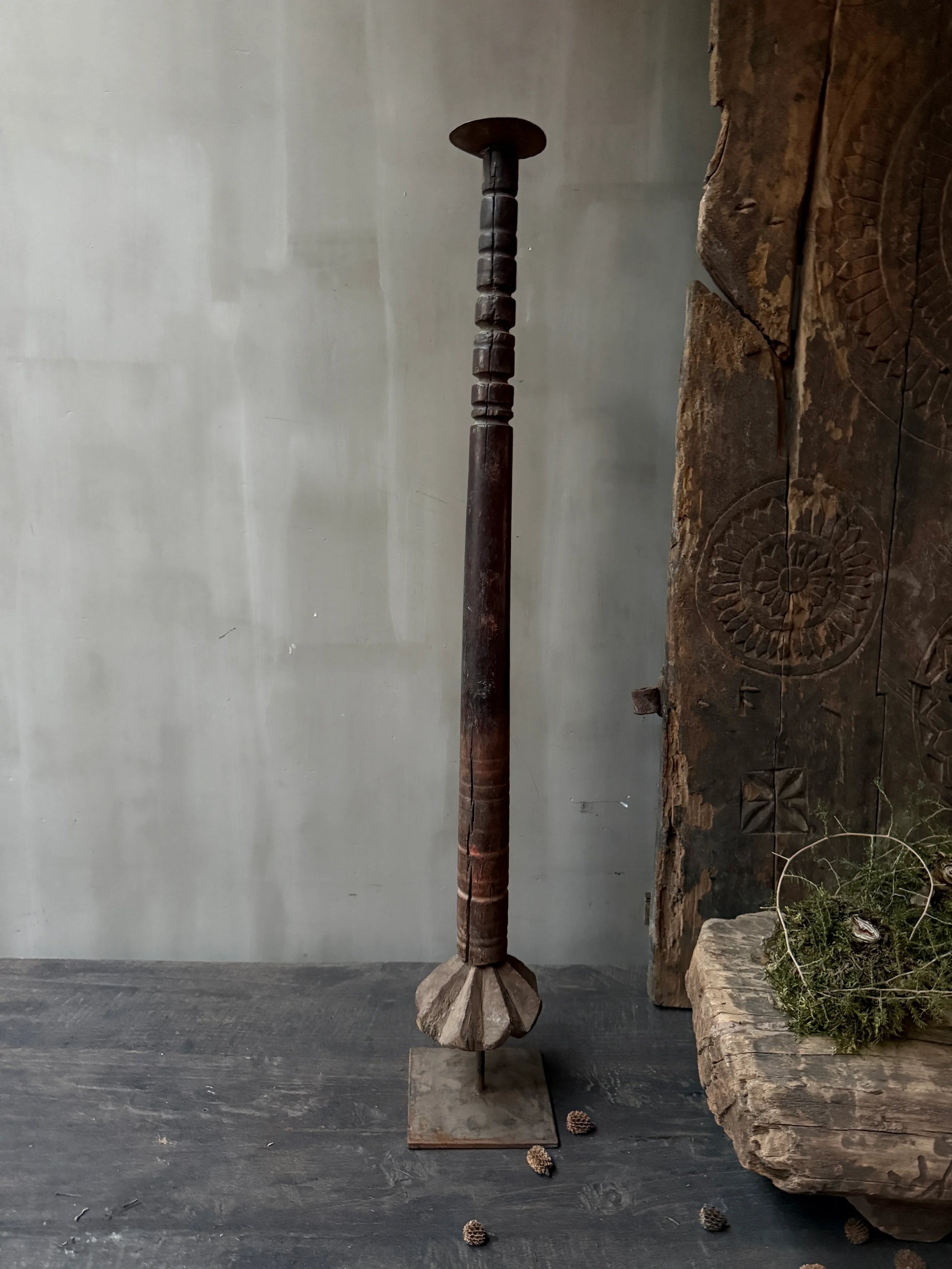 Handgemaakte houten kandelaar uit India, landelijke woonaccessoire bij My Sober Home