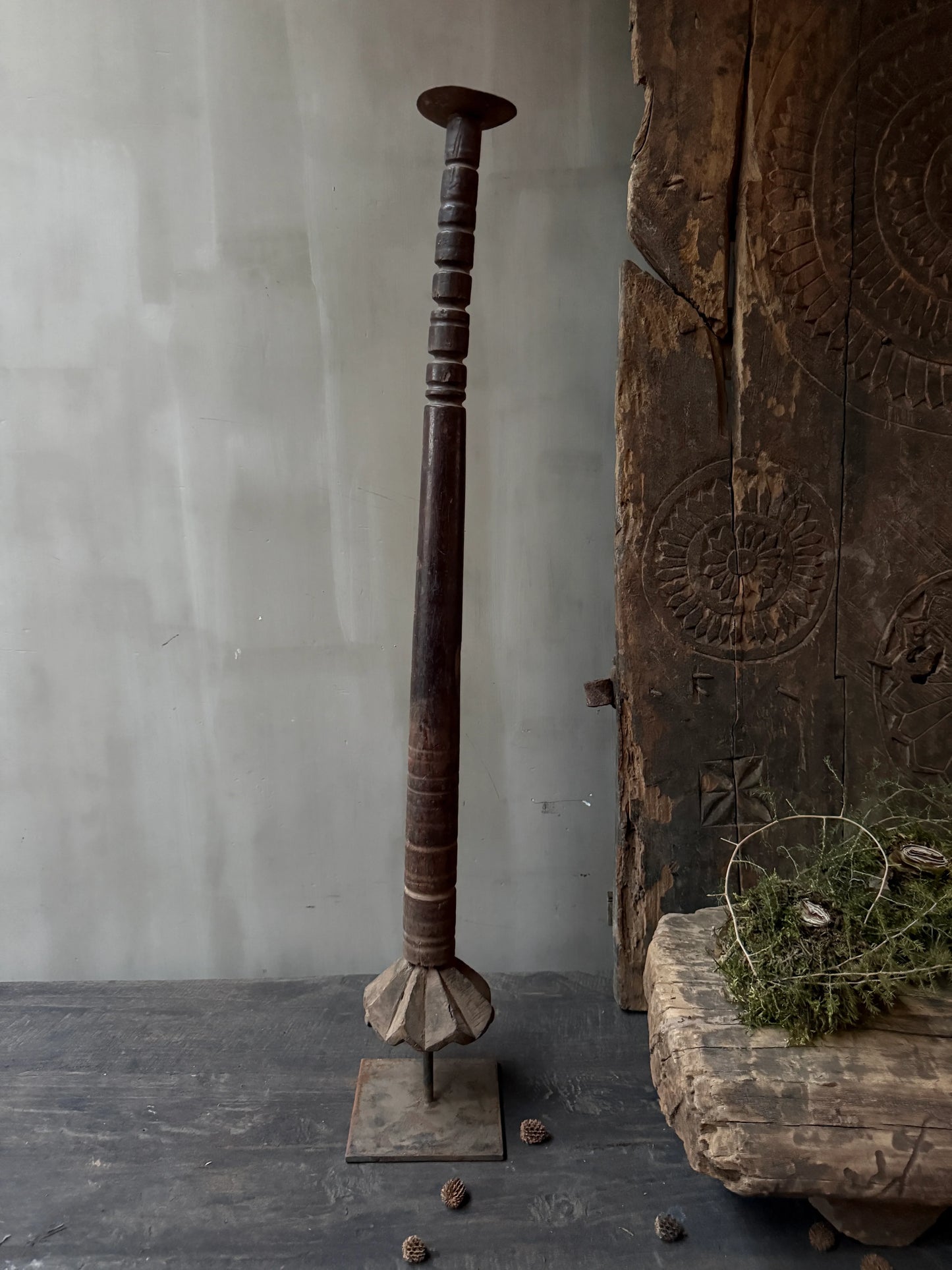 Authentieke, handgemaakte houten zuil op standaard, sober landelijk interieuraccessoire