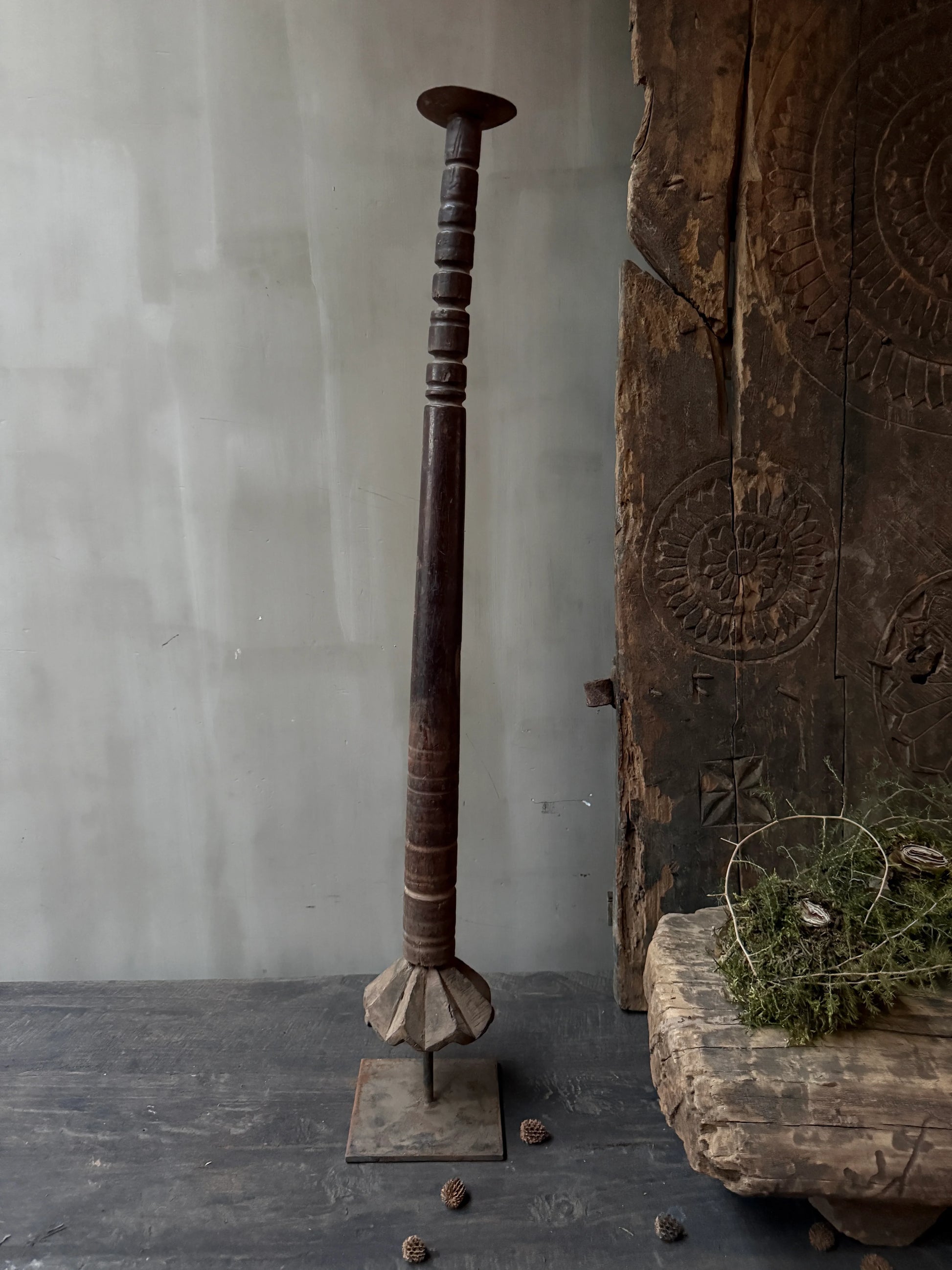 Authentieke, handgemaakte houten zuil op standaard, sober landelijk interieuraccessoire