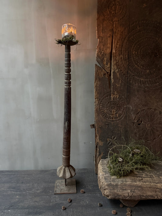 Handgemaakte houten kandelaar met glas en mos, landelijk sober interieur, My Sober Home