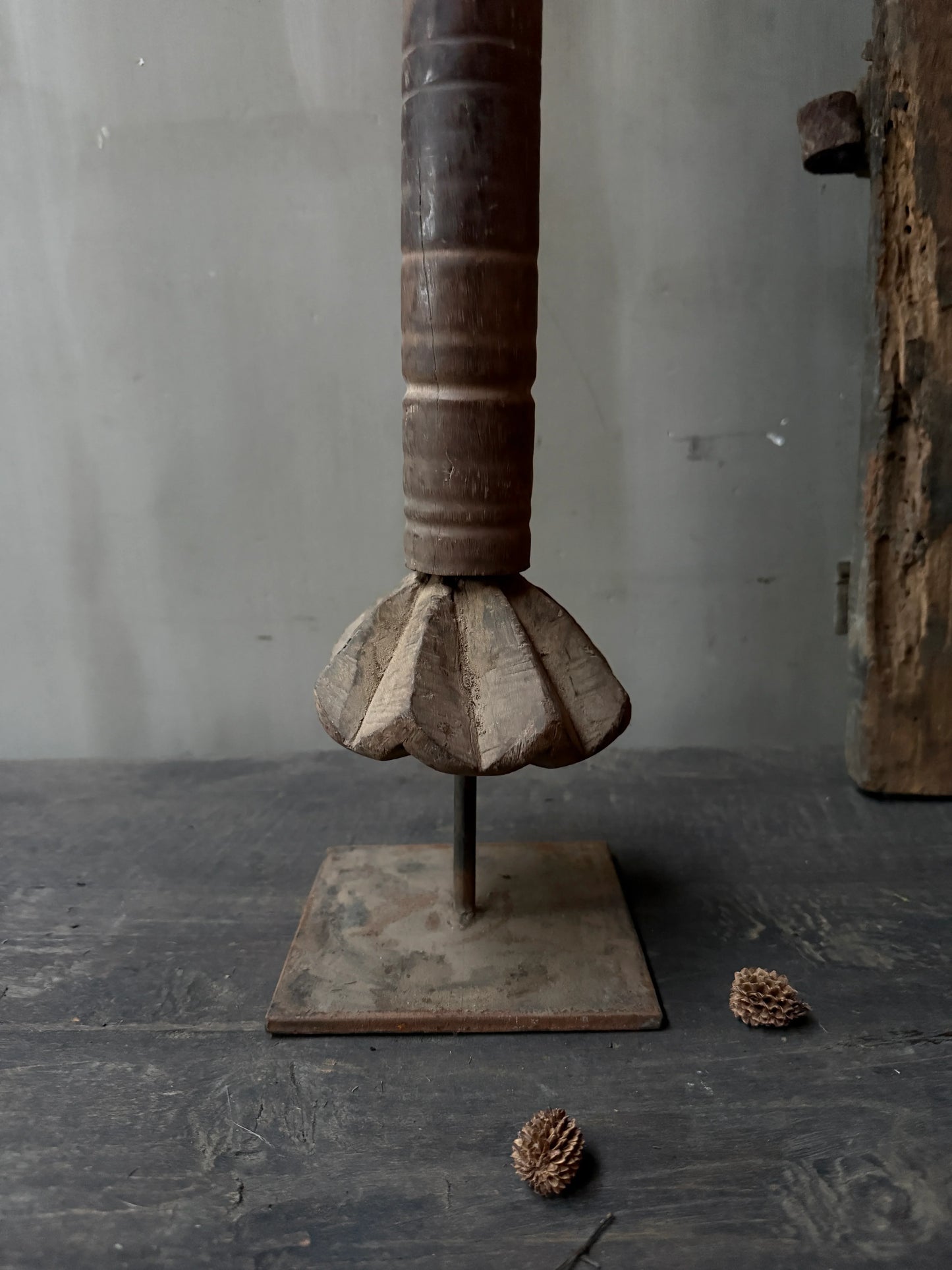 Authentiek, handgemaakt houten woonaccessoire op standaard, landelijk en sober interieur.