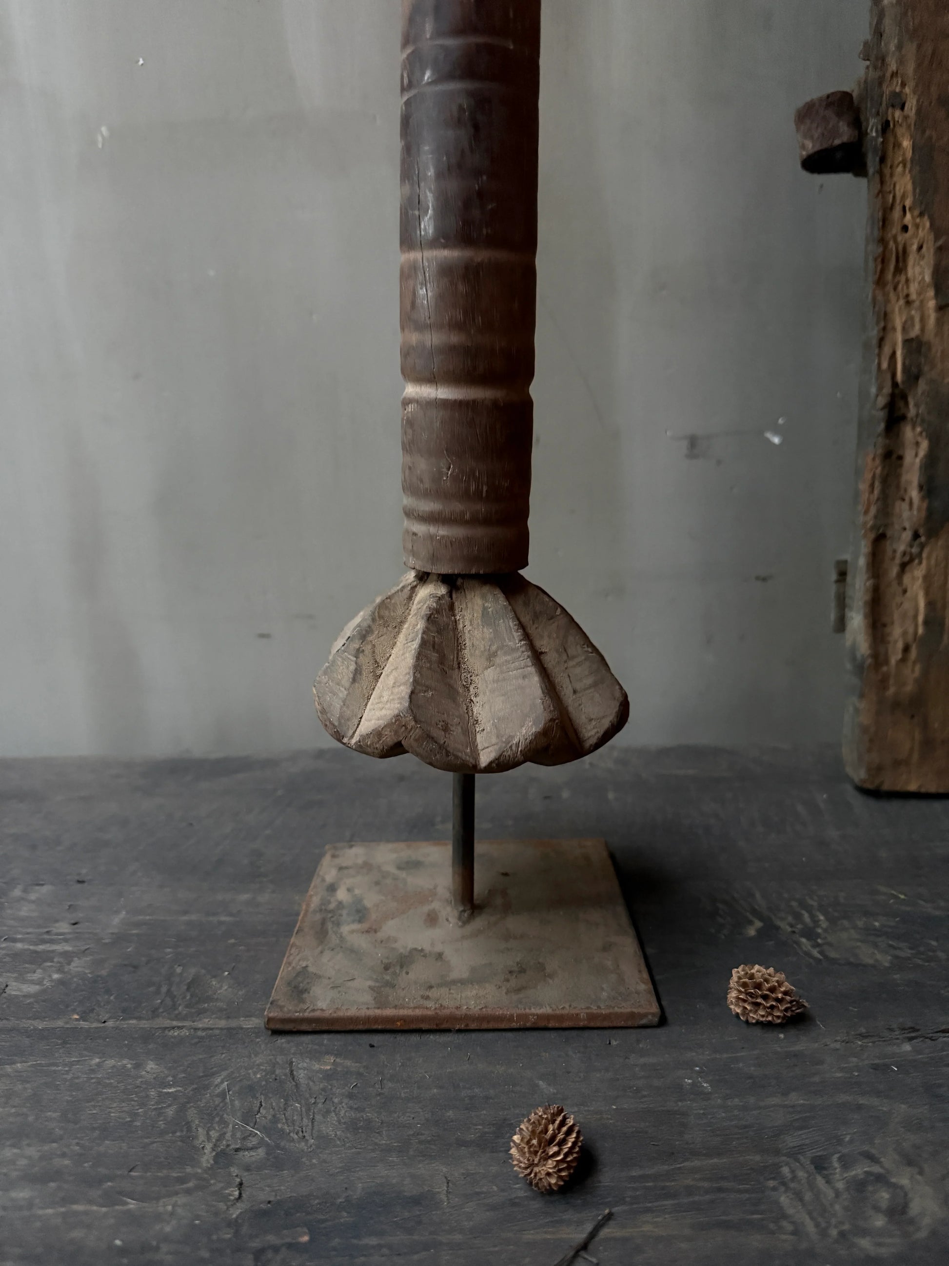 Authentiek, handgemaakt houten woonaccessoire op standaard, landelijk en sober interieur.