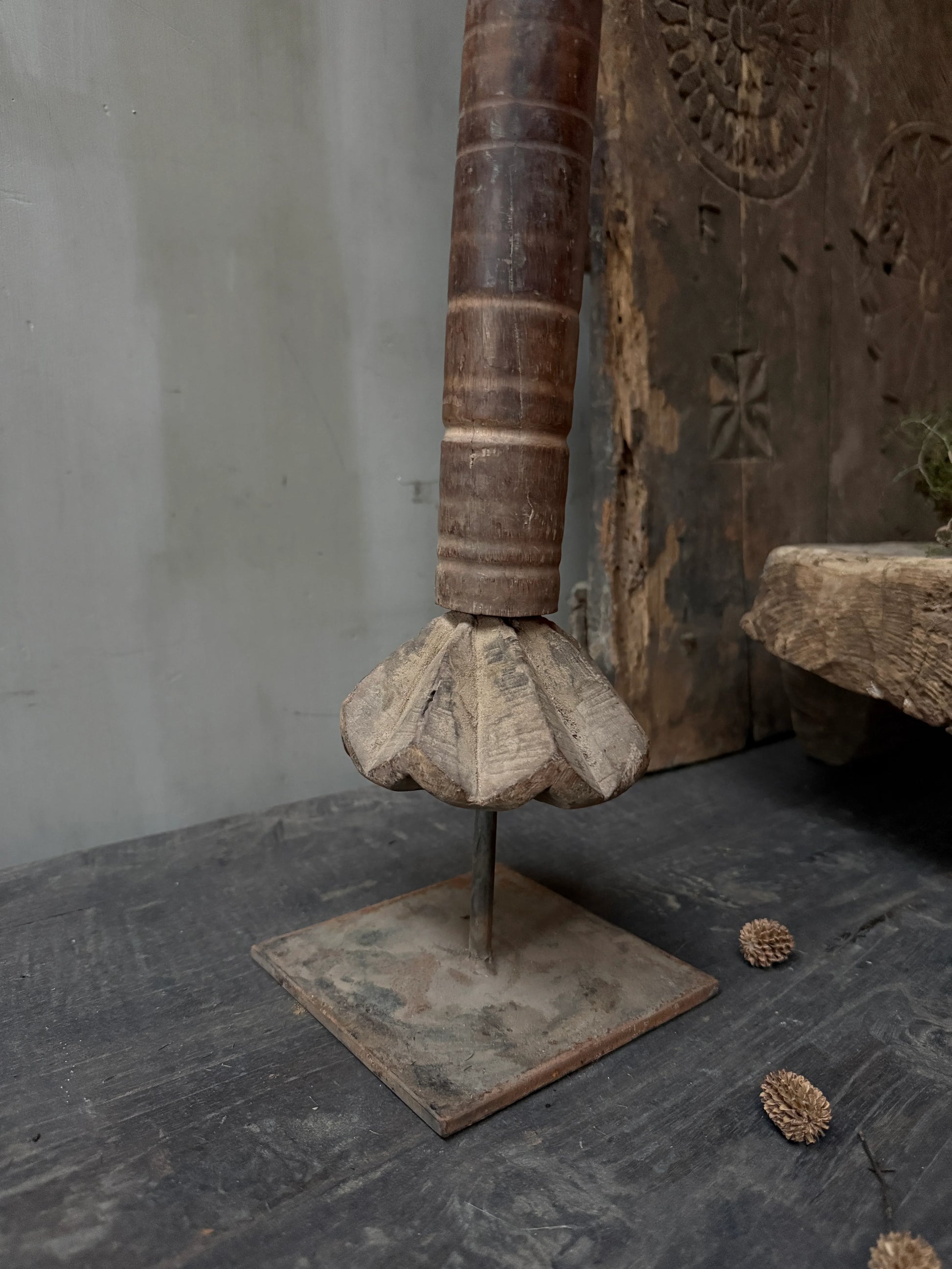 Handgemaakte houten decoratie uit India, sober landelijk woonaccessoire op donkere tafel