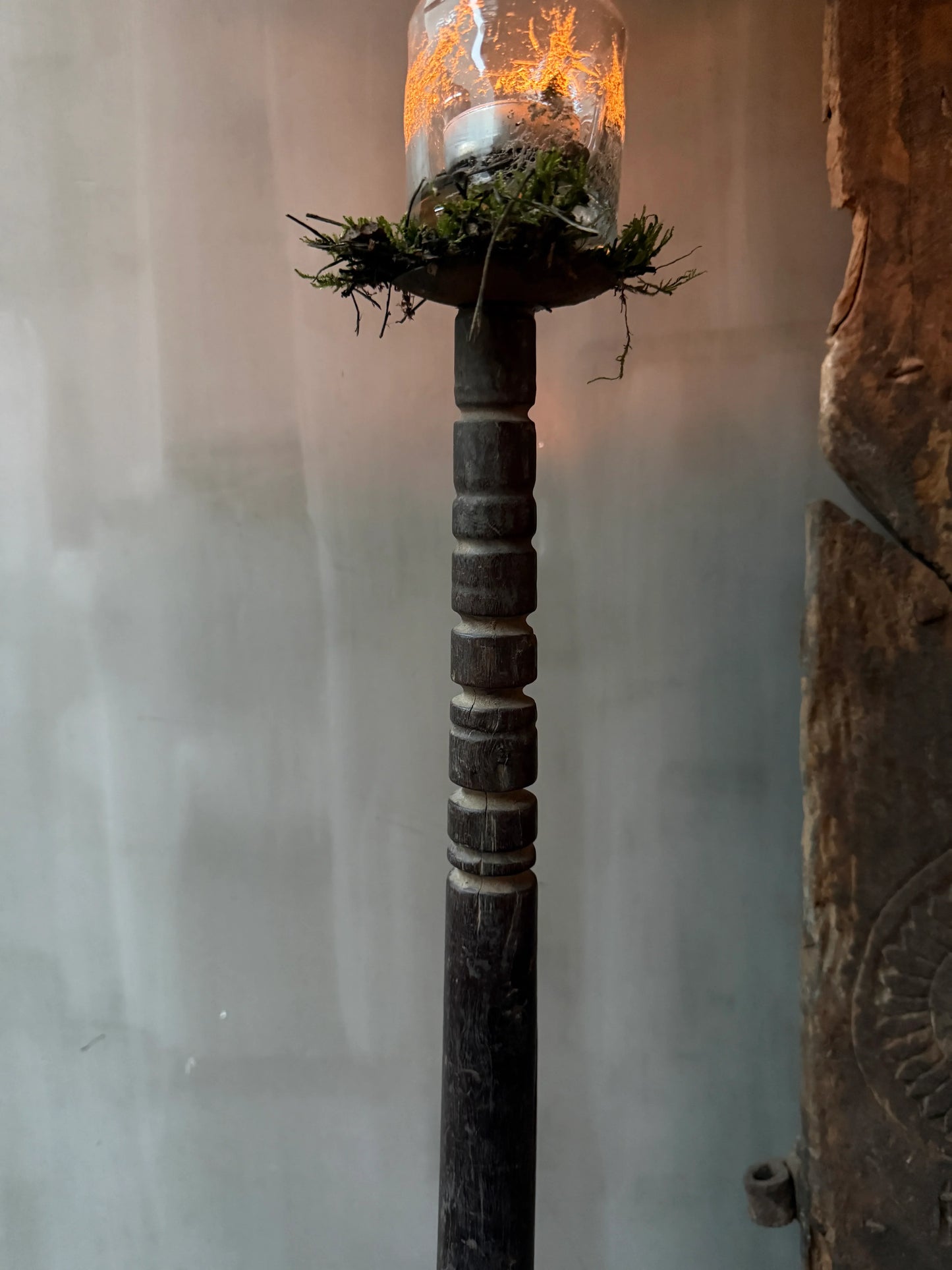 Authentieke houten kandelaar met glas en mos, landelijke woonaccessoire My Sober Home