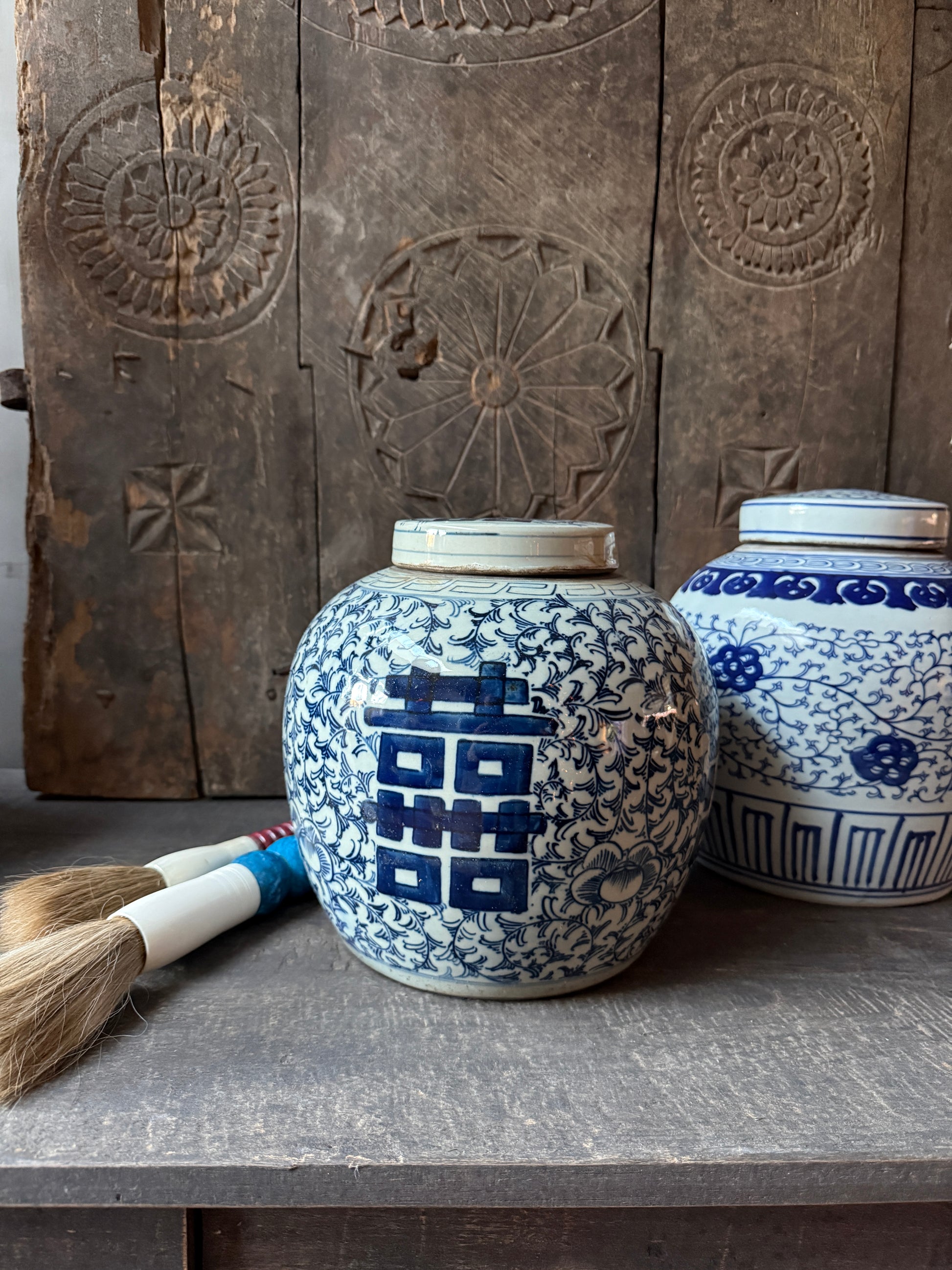 Authentieke blauwe Chinese pot met handgeschilderd patroon, landelijke woondecoratie My Sober Home