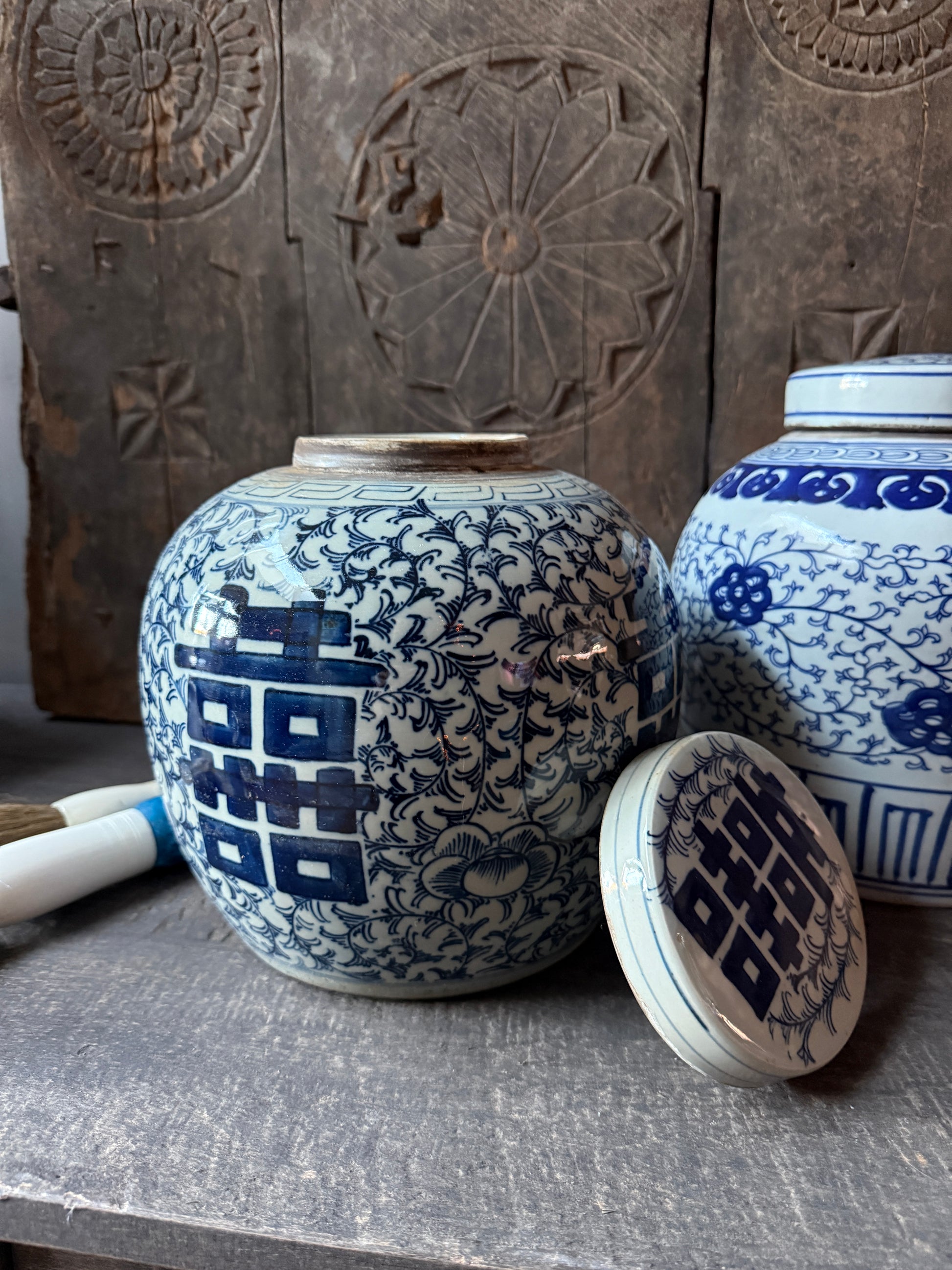 Blauw-witte handgemaakte pot met Aziatisch patroon, landelijke sobere woonaccessoire