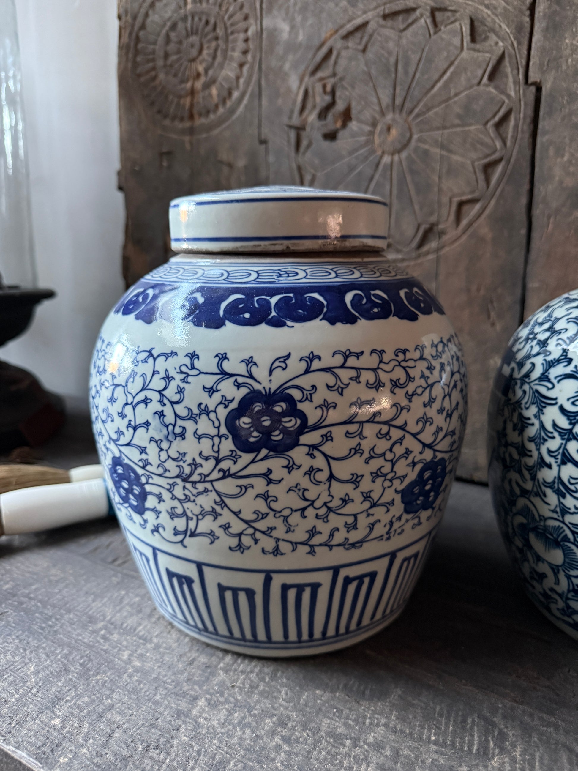 Handgemaakte blauw-witte vaas met bloemmotief, landelijk sober interieur, My Sober Home