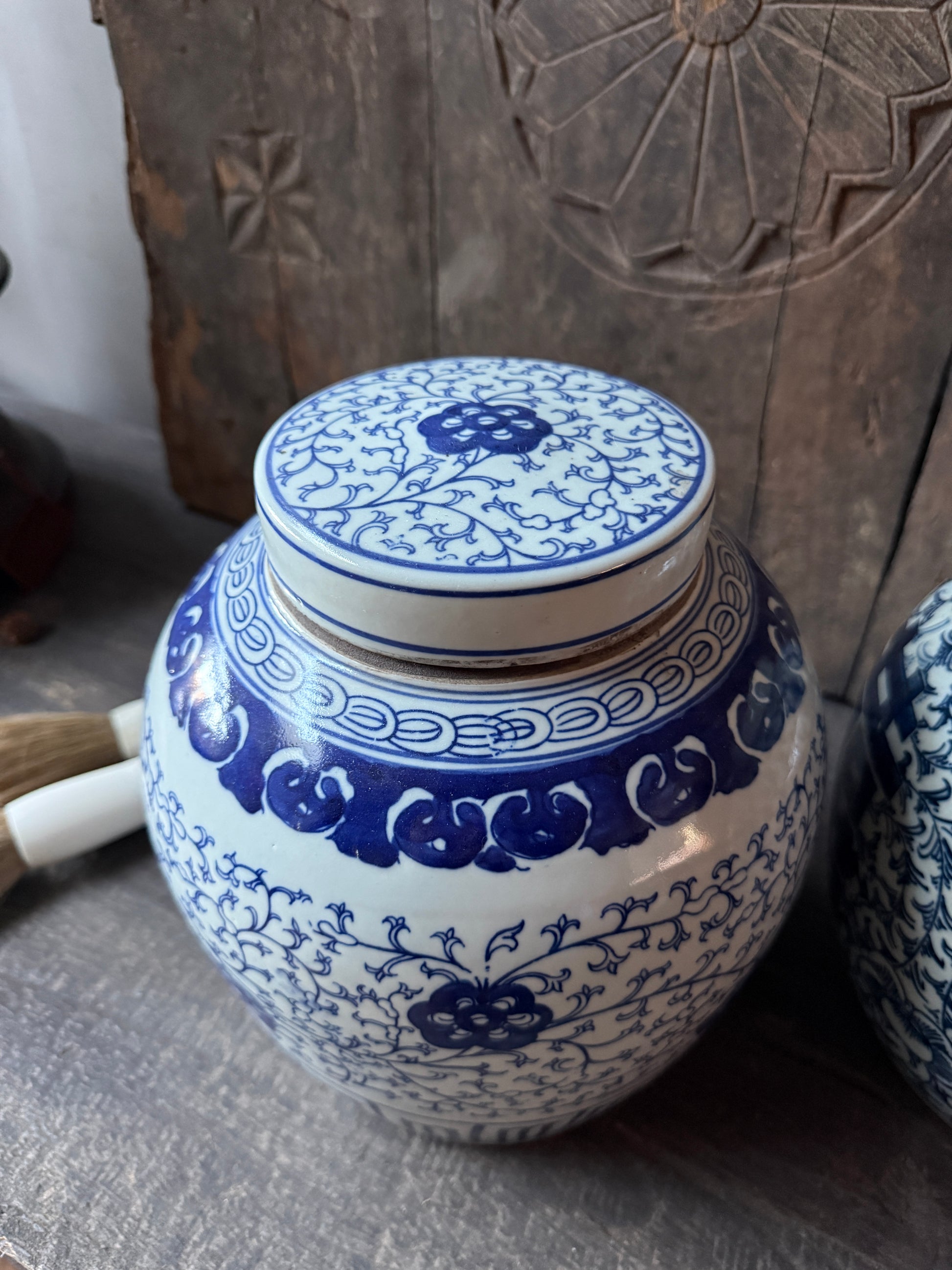 Handgemaakte blauw-witte vaas met decoratief patroon, landelijke sobere woonaccessoire