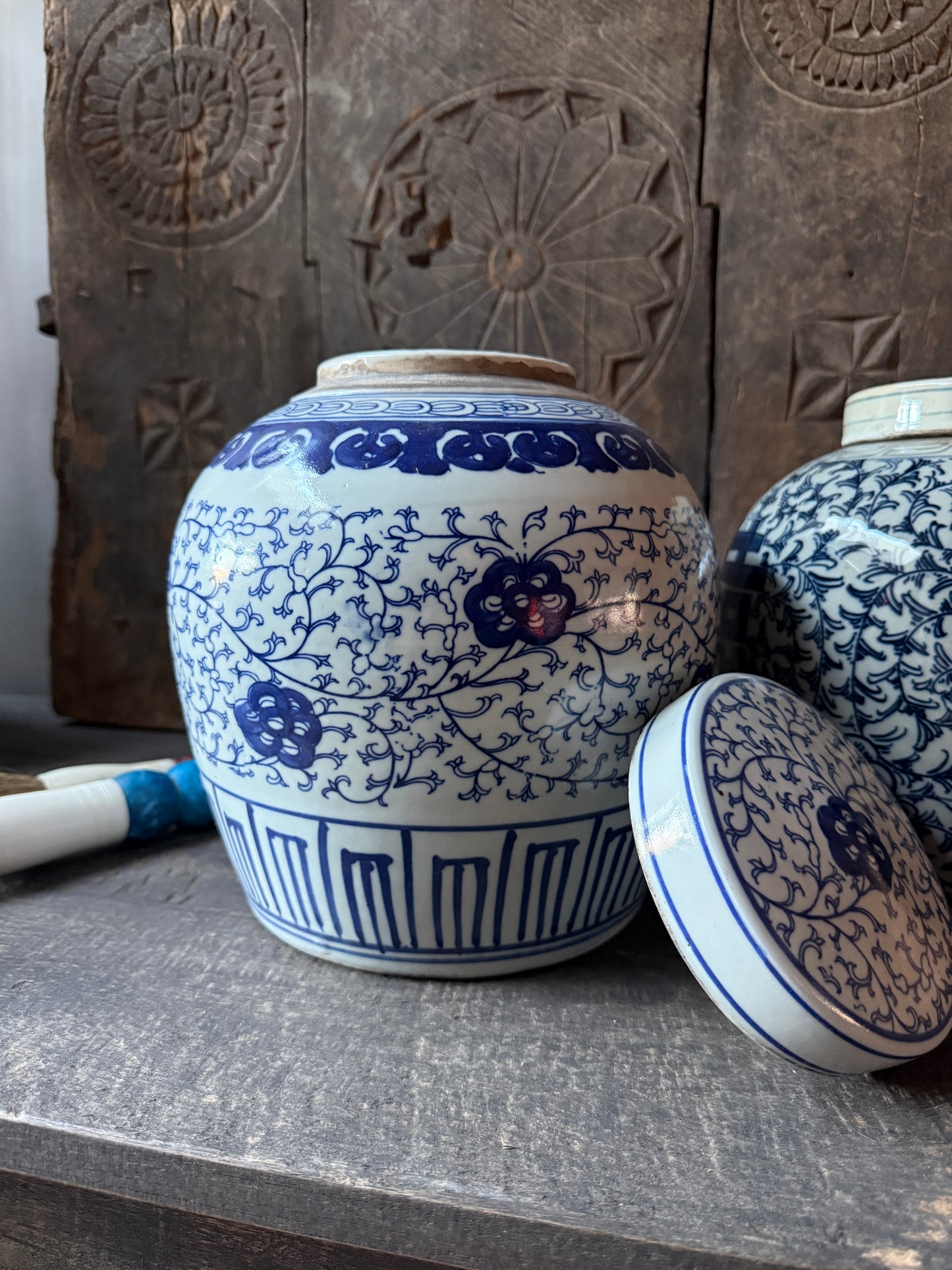 Handgemaakte blauwe en witte porseleinen pot met deksel, landelijke woonaccessoire My Sober Home