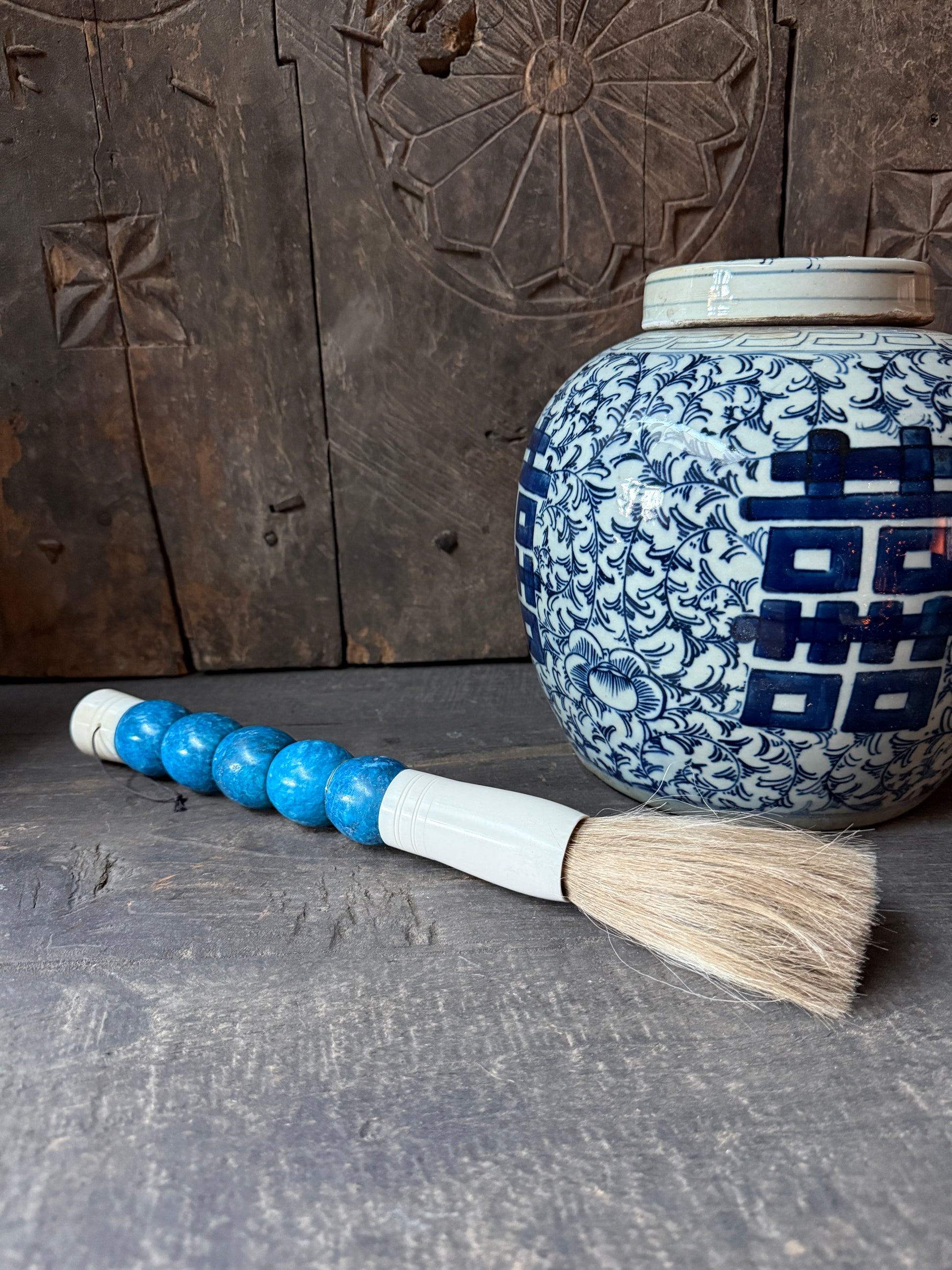 Blauwe handgeschilderde pot en decoratieve kwast, authentiek en handgemaakt woonaccessoire