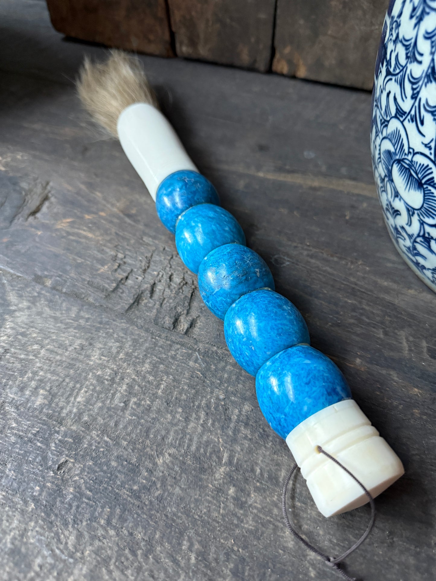 Handgemaakte blauwe kwast met natuursteen, landelijke accessoire uit India bij My Sober Home