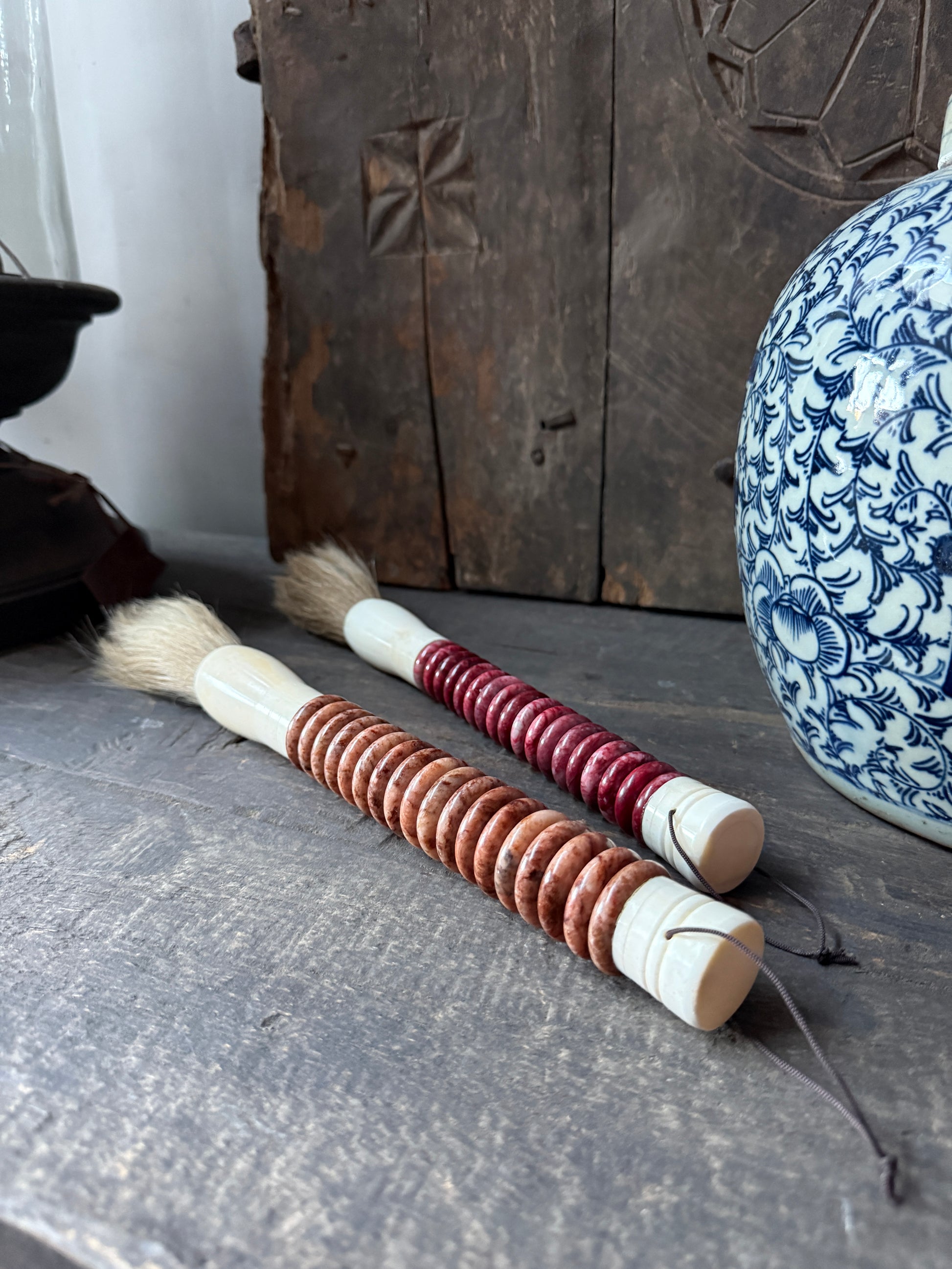 Handgemaakte decoratieve penseel borstels op houten tafel, landelijk en sober interieuraccessoire