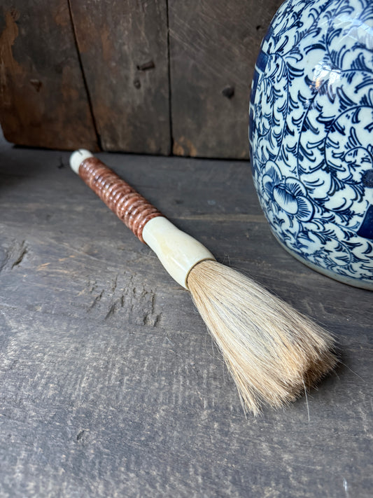 Handgemaakte landelijke kwast met natuurlijk handvat op houten tafel, My Sober Home woonaccessoire