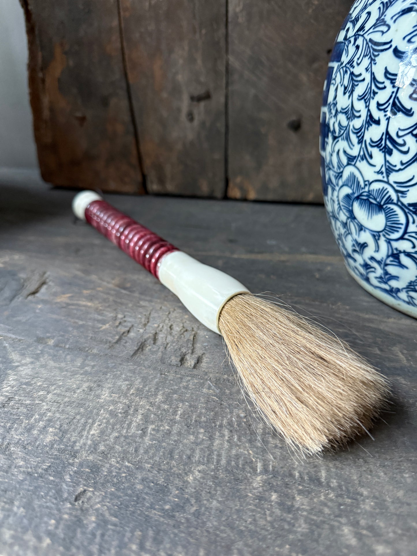 Handgemaakte decoratieve penseel met houten handvat op rustieke tafel, My Sober Home woonaccessoire