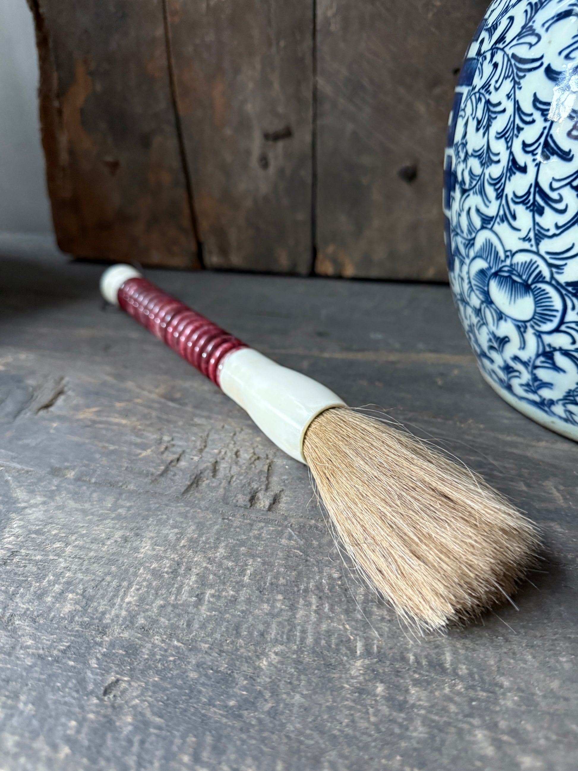 Handgemaakte decoratieve penseel met houten handvat op rustieke tafel, My Sober Home woonaccessoire