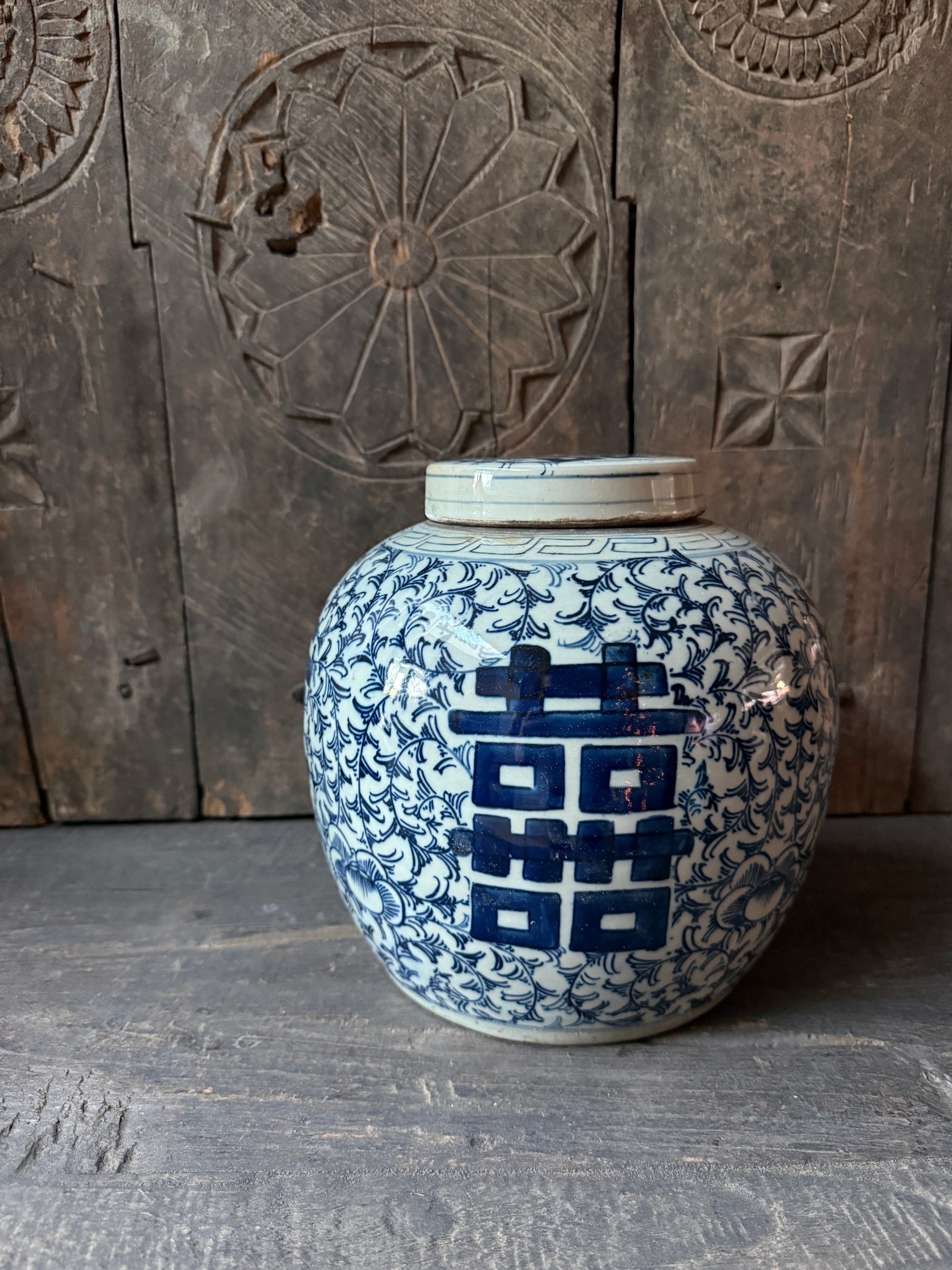Blauw-witte handgemaakte vaas met Chinees motief, landelijke en sobere woonaccessoire.