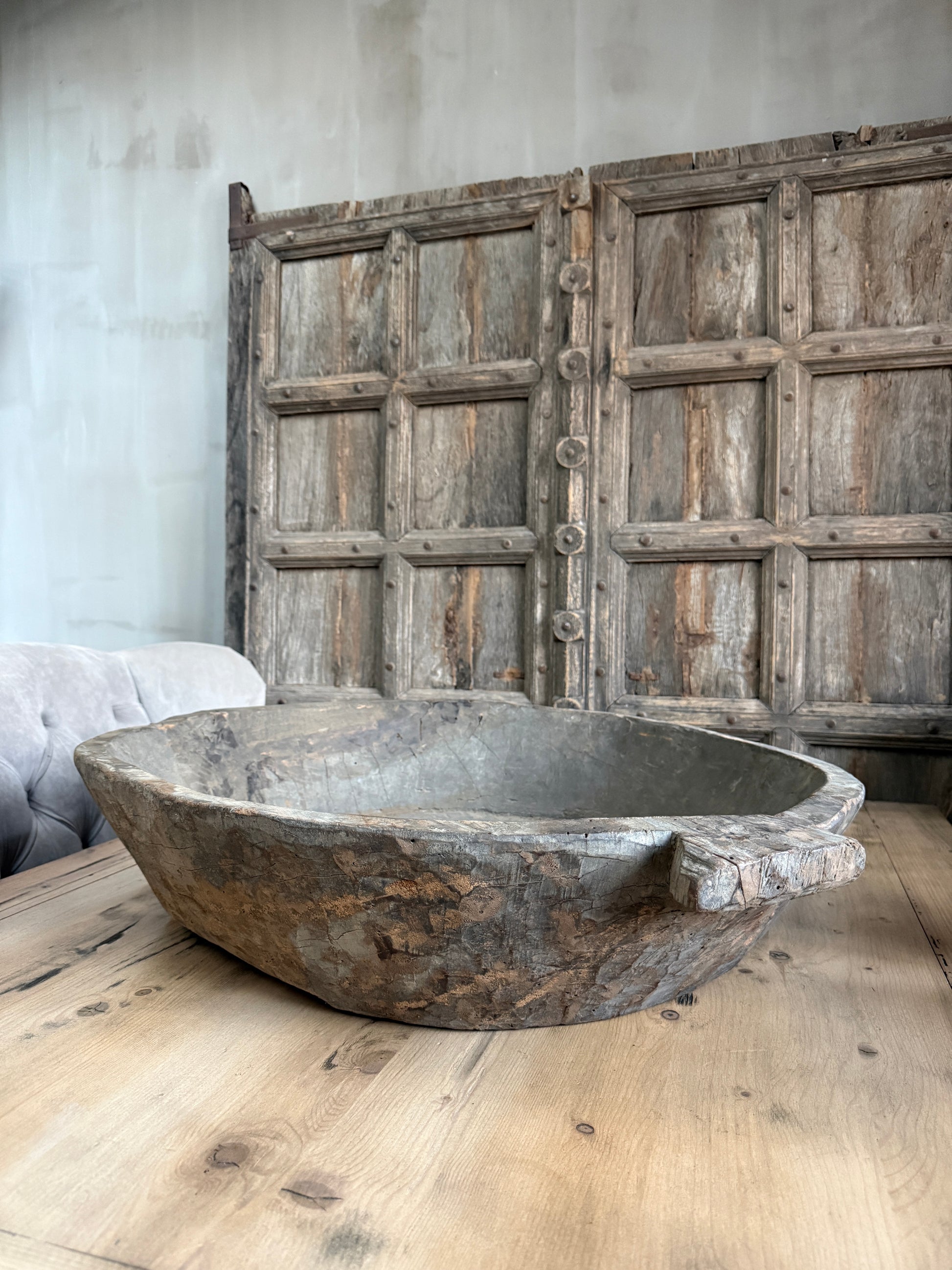 Authentieke, handgemaakte houten schaal op houten tafel, landelijk en sober interieur My Sober Home