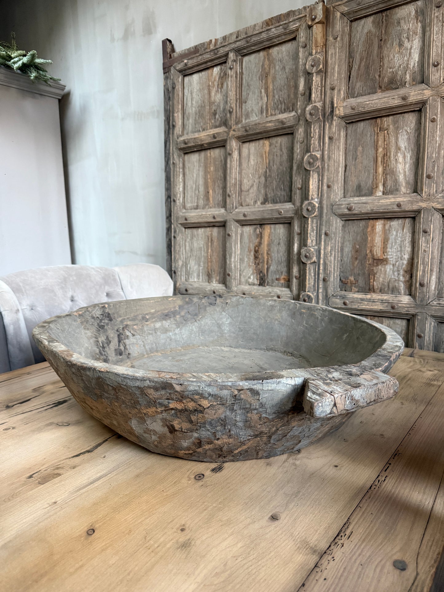 Authentieke handgemaakte houten schaal op landelijke houten tafel, sober interieur