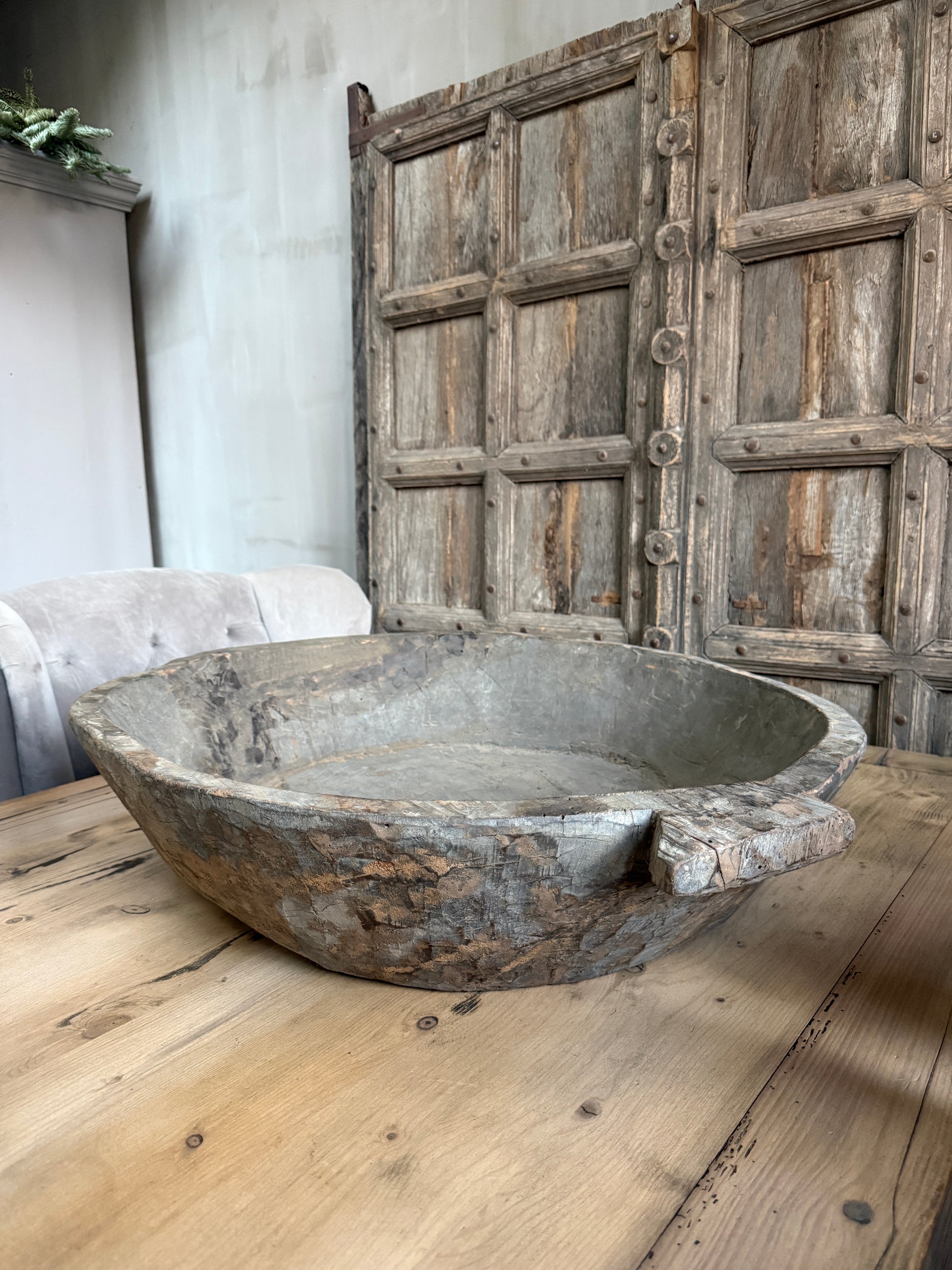 Authentieke handgemaakte houten schaal op landelijke houten tafel, sober interieur