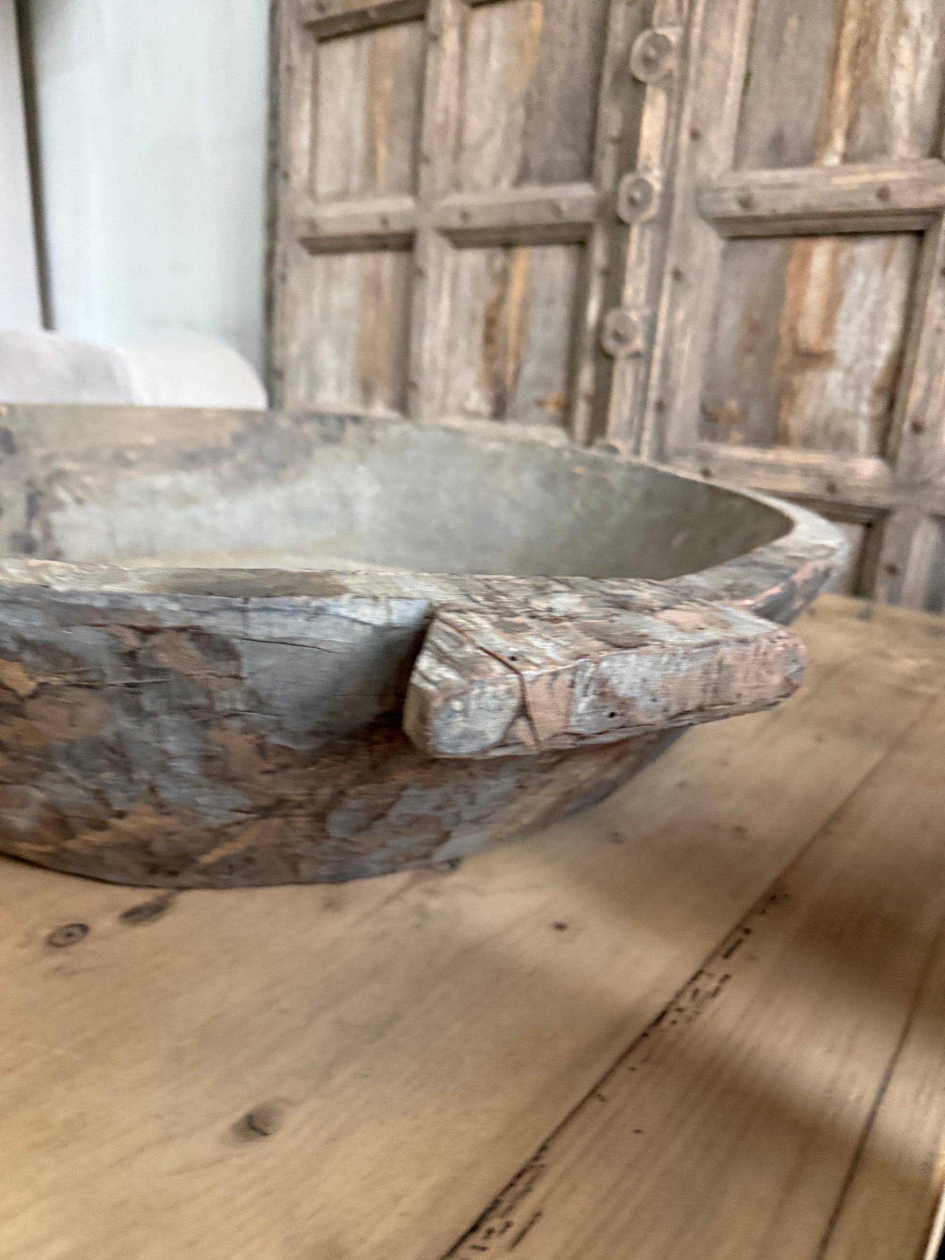 Authentieke, houten schaal op rustieke tafel, landelijke woonaccessoire, My Sober Home