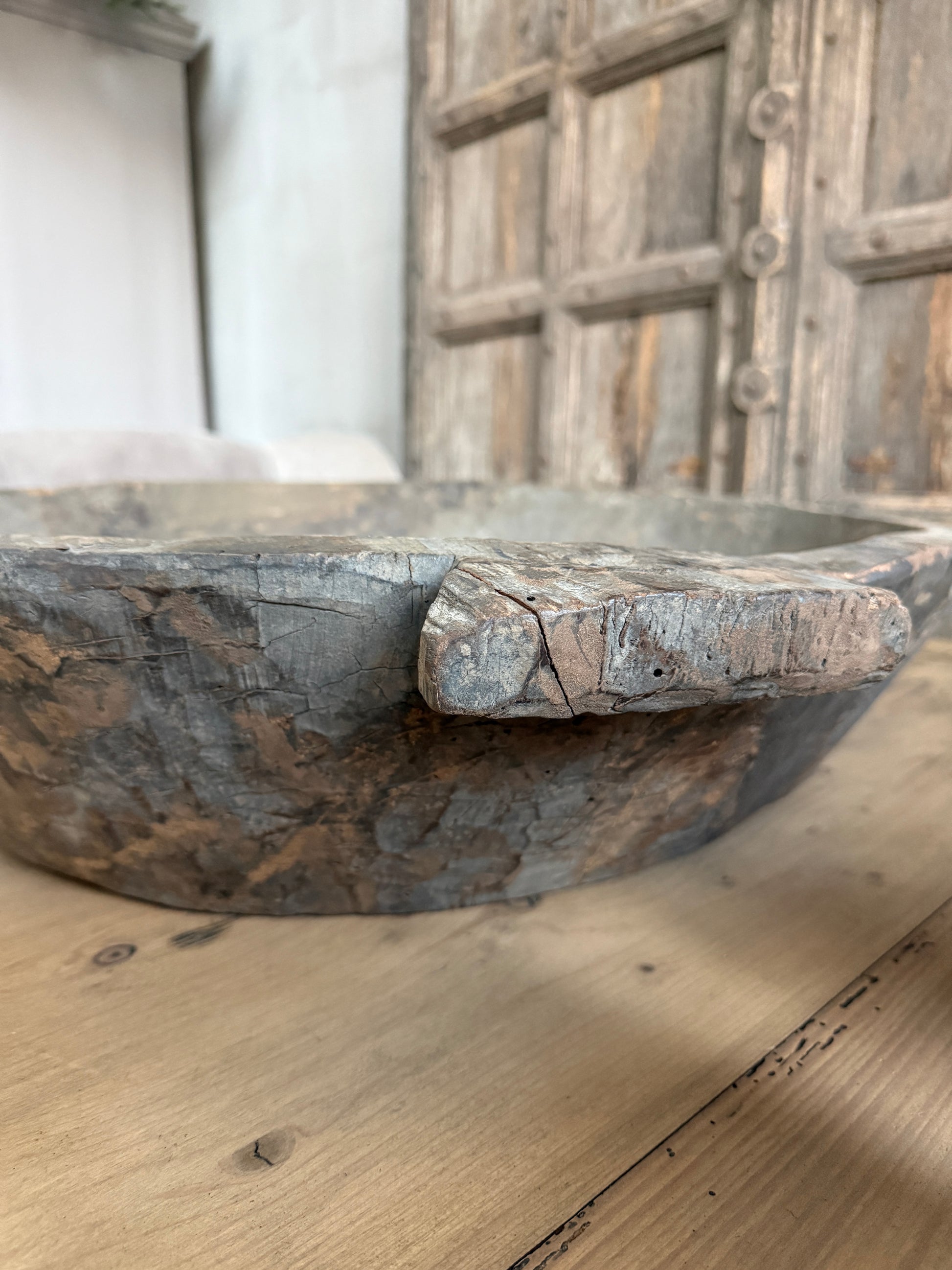 Authentieke houten schaal op tafel, handgemaakt woonaccessoire, sober landelijk interieur