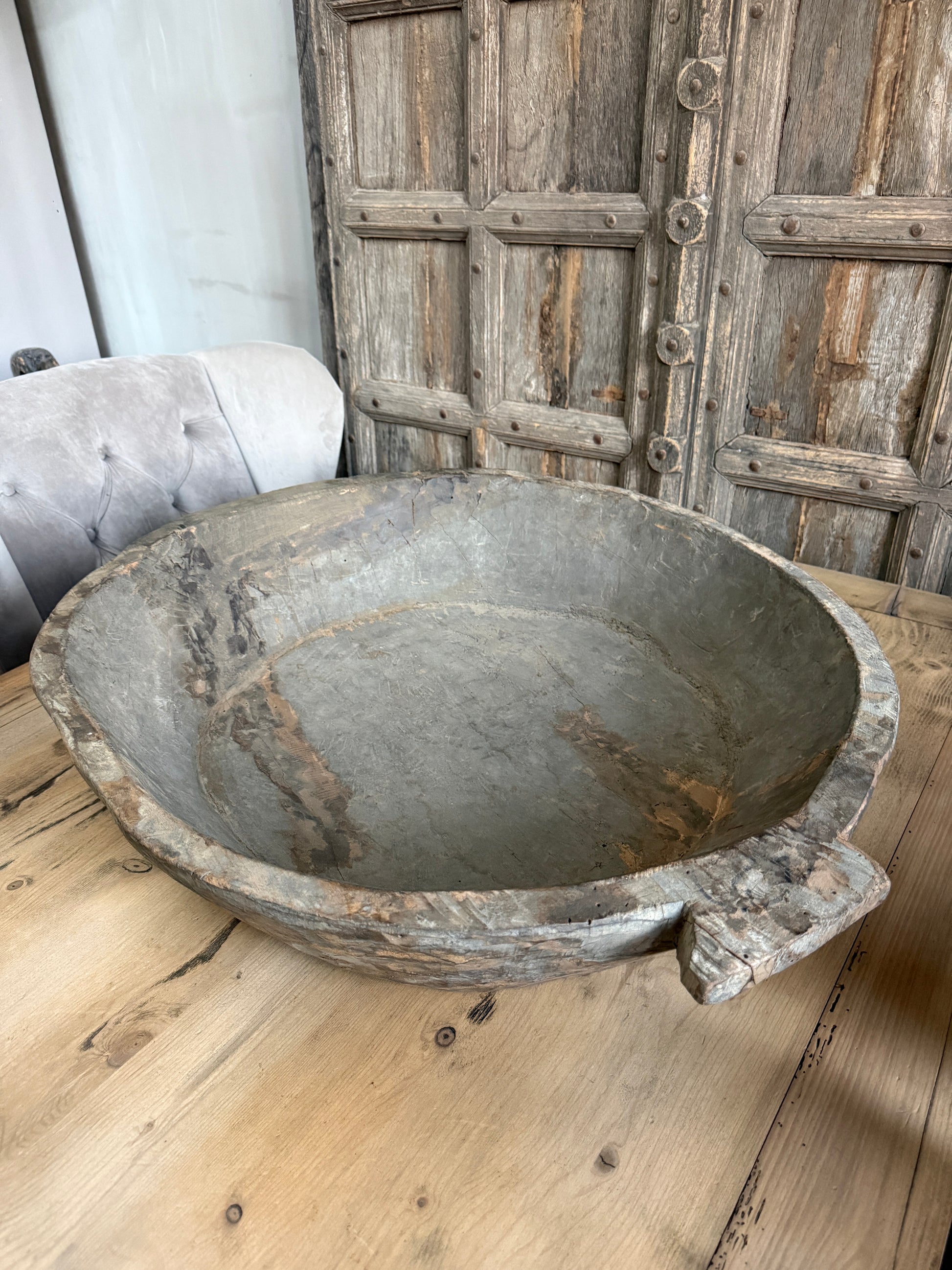 Authentieke houten schaal op een houten tafel, landelijke en sobere woonaccessoire