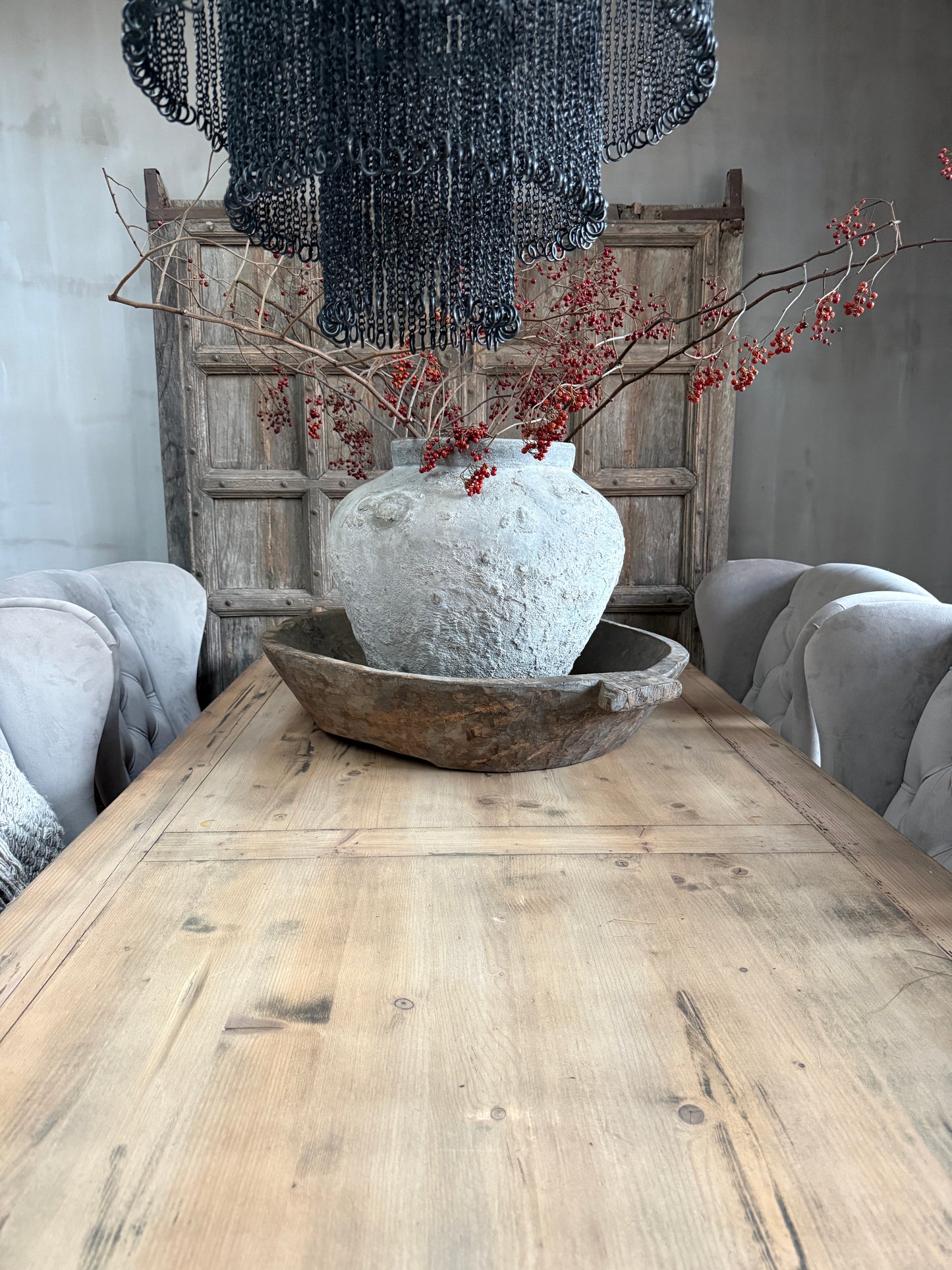 Landelijke houten tafel met handgemaakte vaas, takken en sobere woonaccessoires My Sober Home