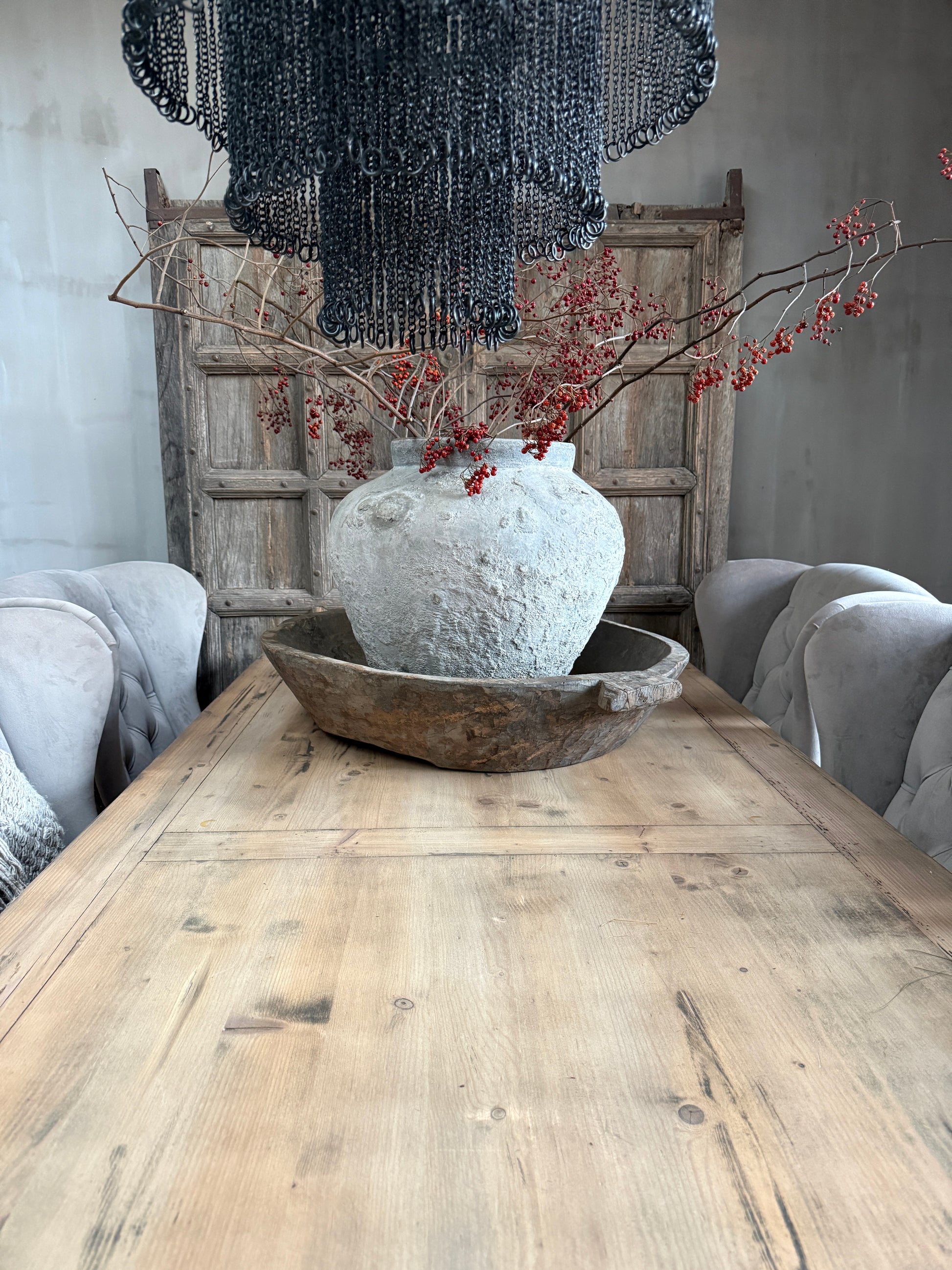 Landelijke houten tafel met handgemaakte vaas, takken en sobere woonaccessoires My Sober Home