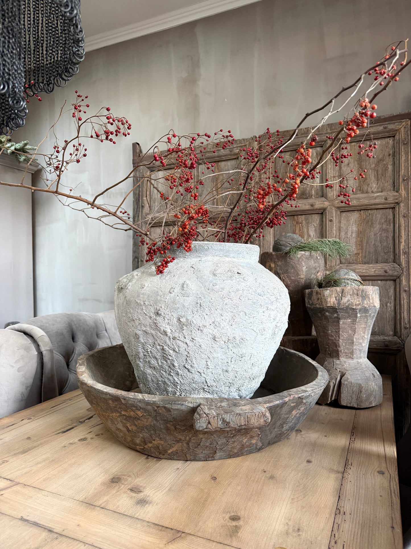 Handgemaakte landelijke kruik met rode bessen op houten tafel, sober interieur My Sober Home