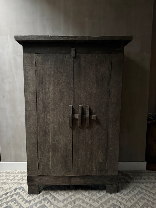Authentieke handgemaakte houten kast, sober en landelijk, My Sober Home woonaccessoire