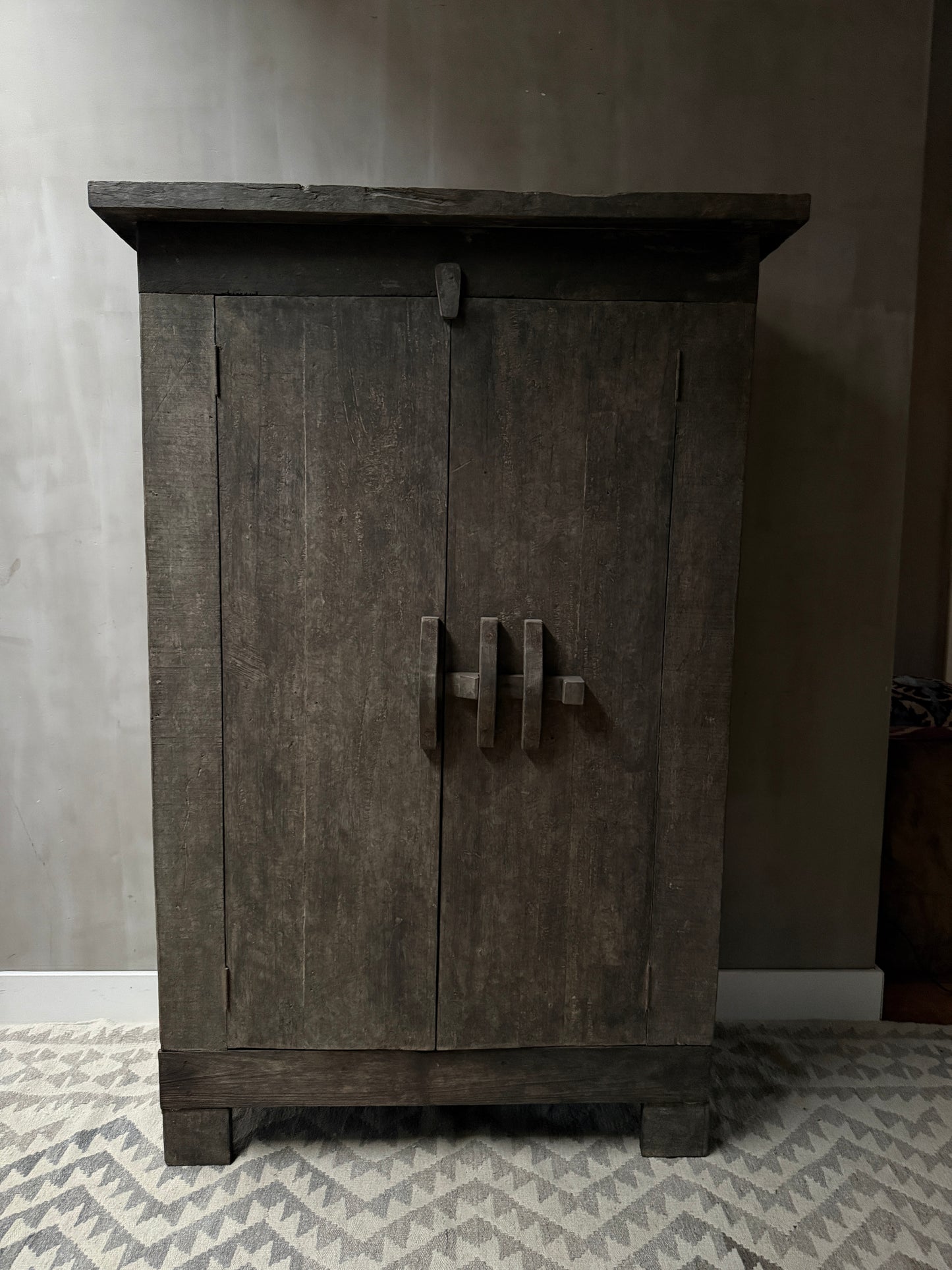 Authentieke handgemaakte houten kast met sobere uitstraling, landelijke woonaccessoire