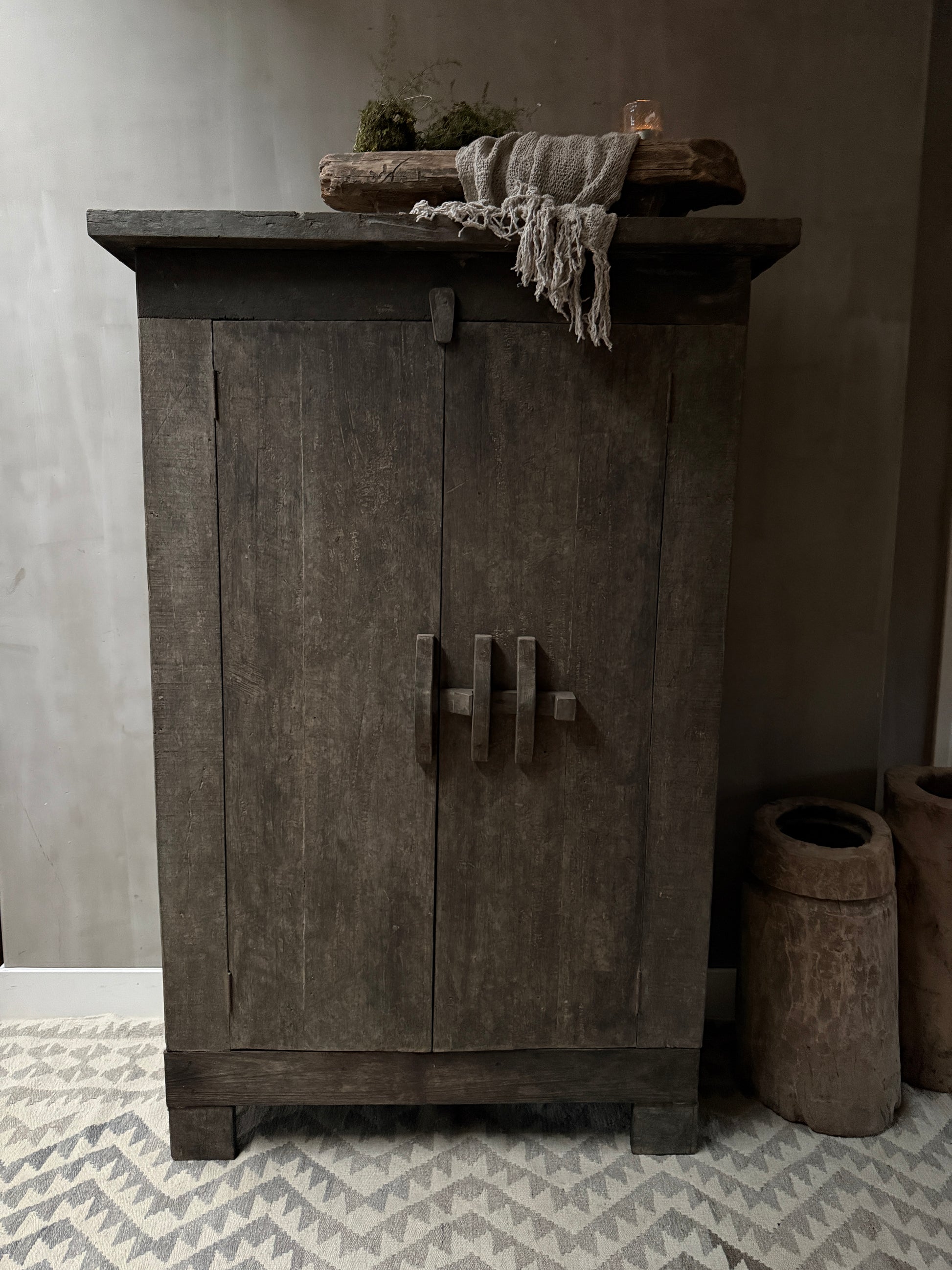 Authentieke, sobere houten kast met decoratie, landelijke woonaccessoires My Sober Home