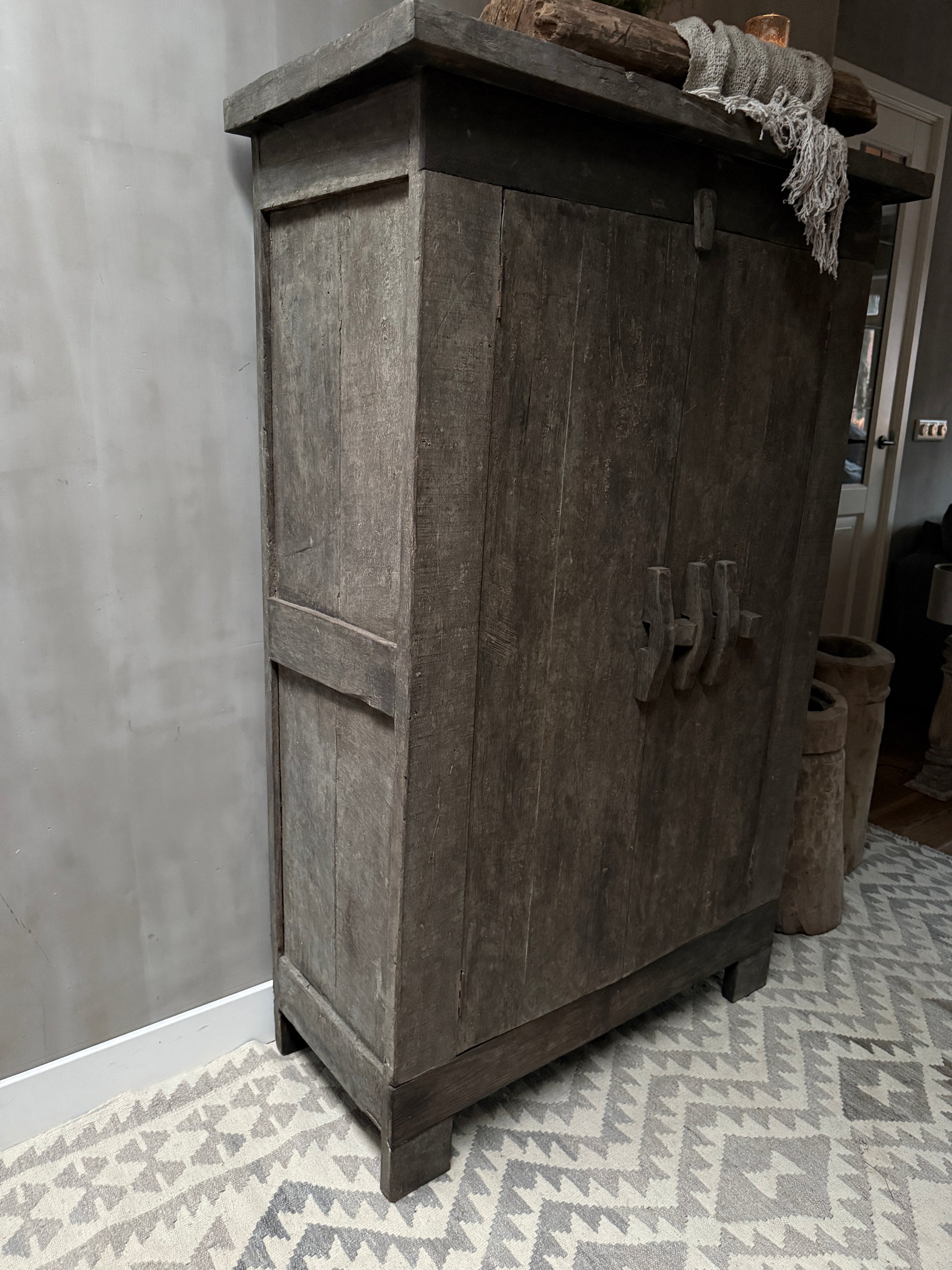 Authentieke, handgemaakte houten kast in sober landelijke stijl, My Sober Home woonaccessoires