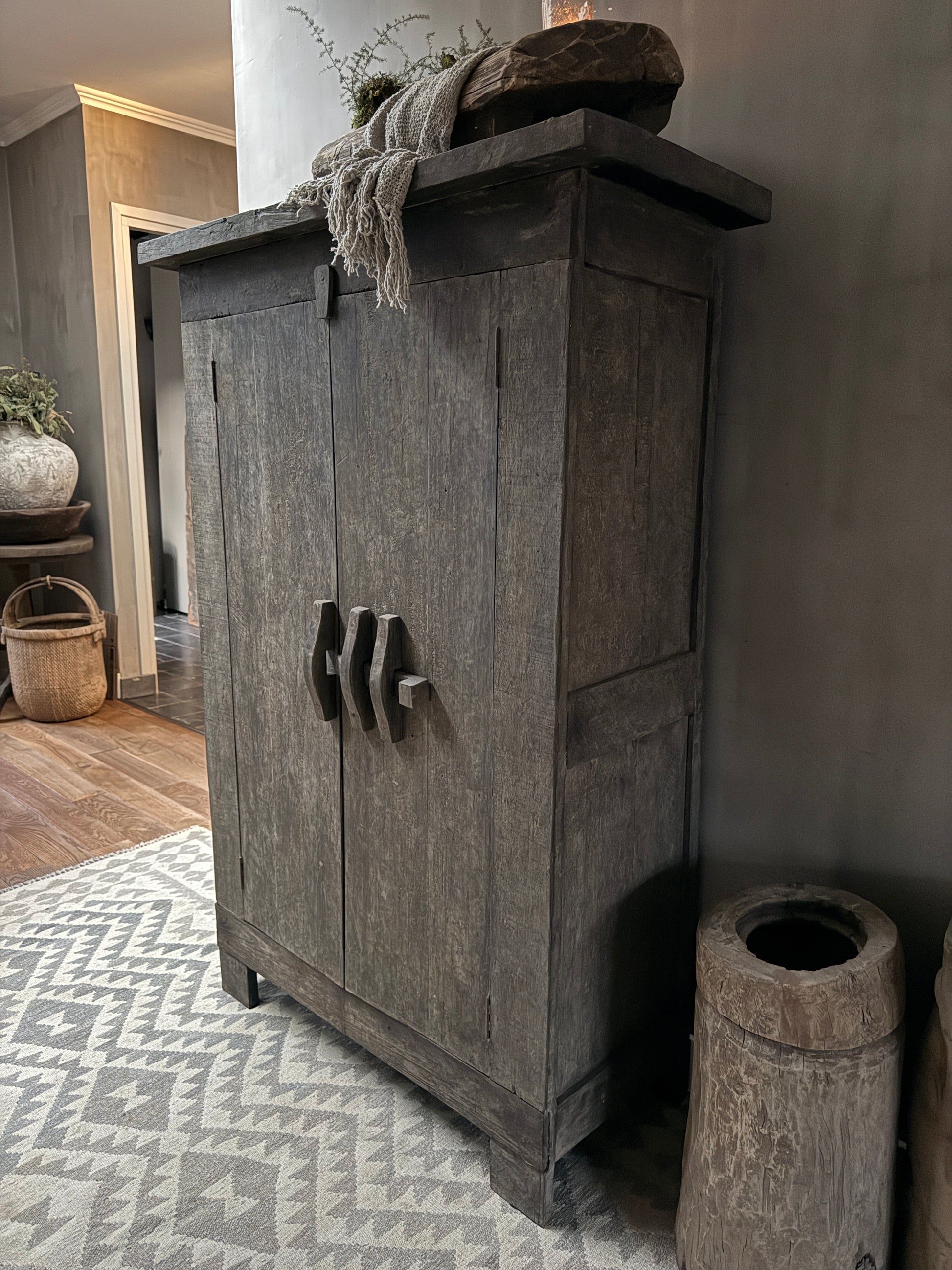 Handgemaakte landelijke houten kast met decoratie, sober interieur My Sober Home