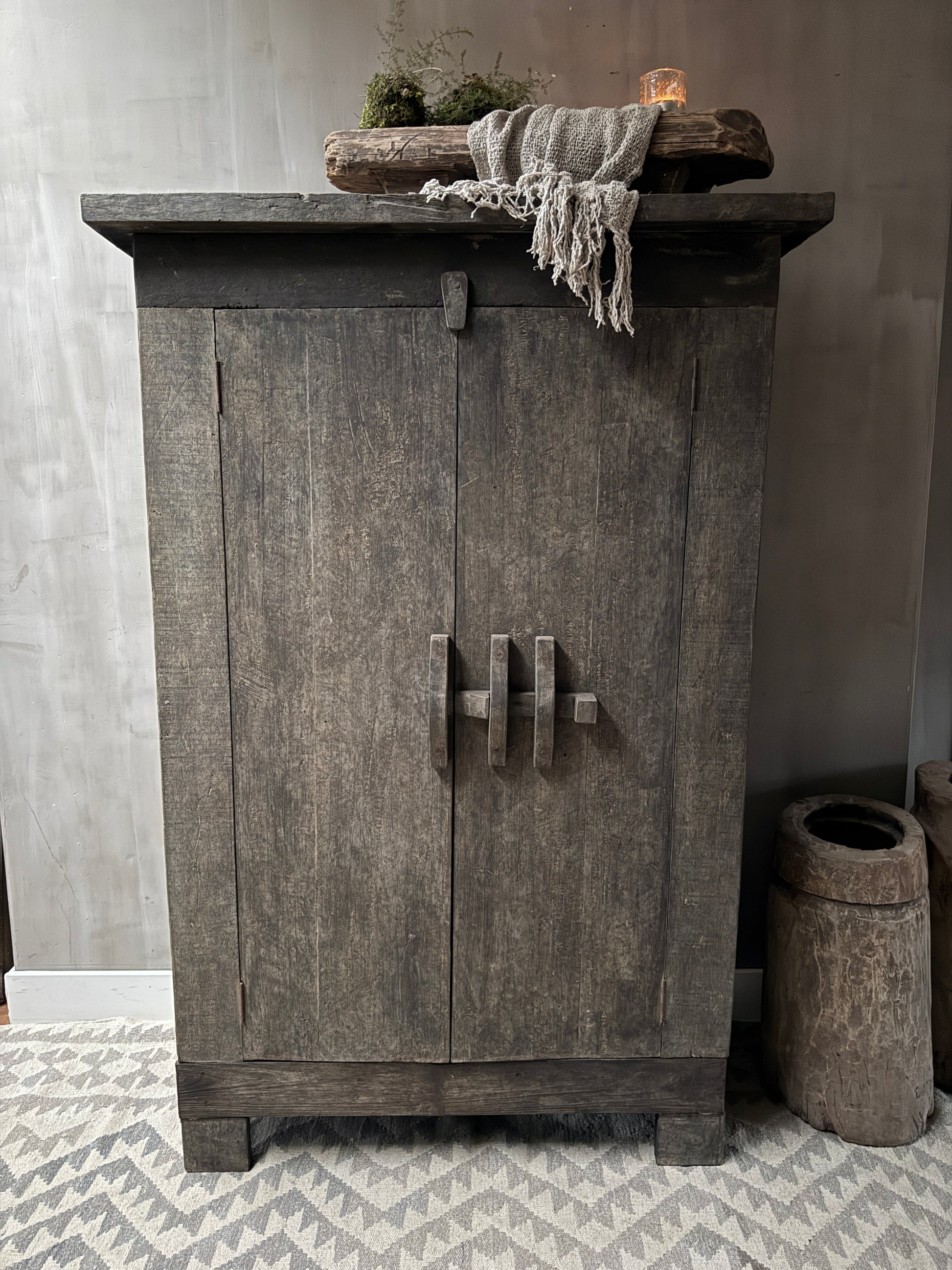 Authentieke houten kast met landelijke accessoires, sfeervol gepresenteerd bij My Sober Home