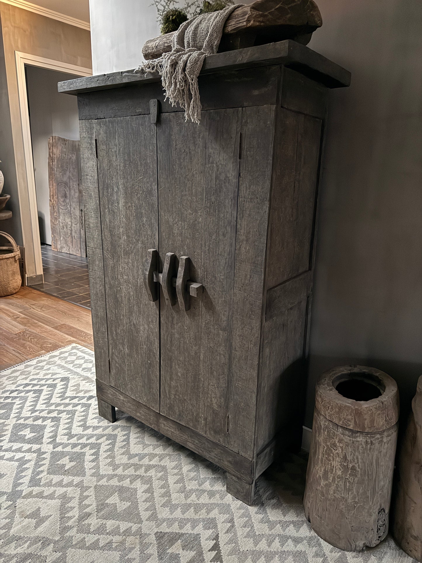 Handgemaakte houten kast in sober interieur met landelijke decoratie, My Sober Home woonaccessoires