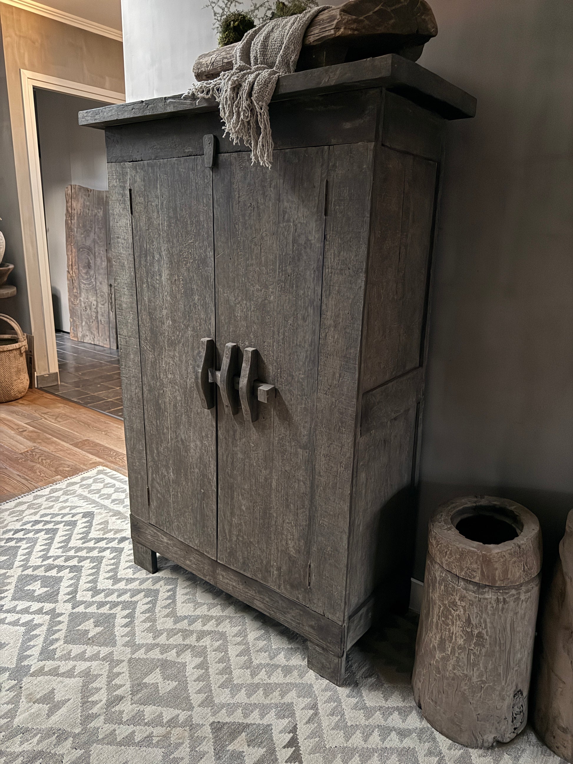 Handgemaakte houten kast in sober interieur met landelijke decoratie, My Sober Home woonaccessoires