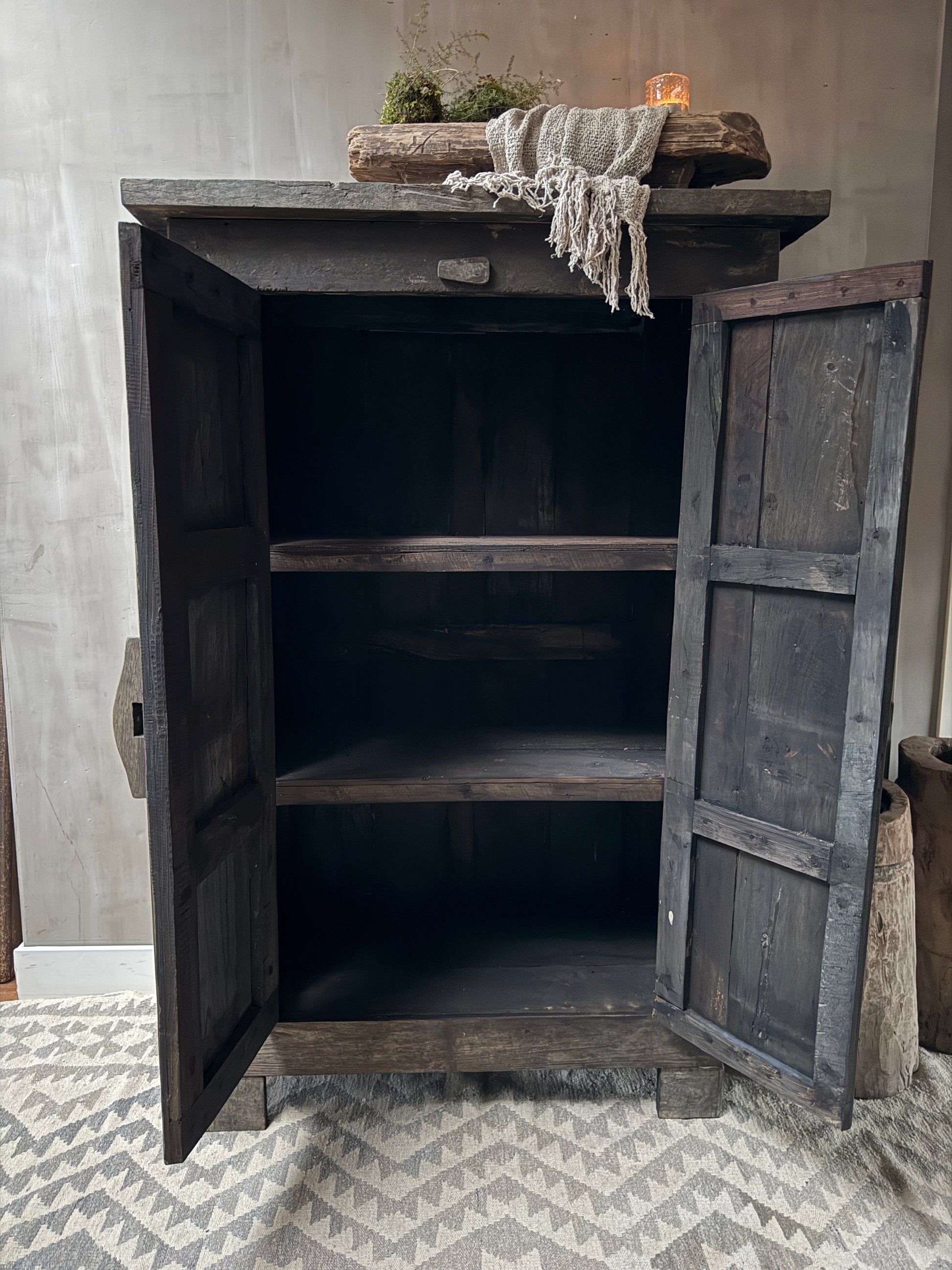 Open donkere houten kast, handgemaakt, met landelijke accessoires en decoratie bovenop