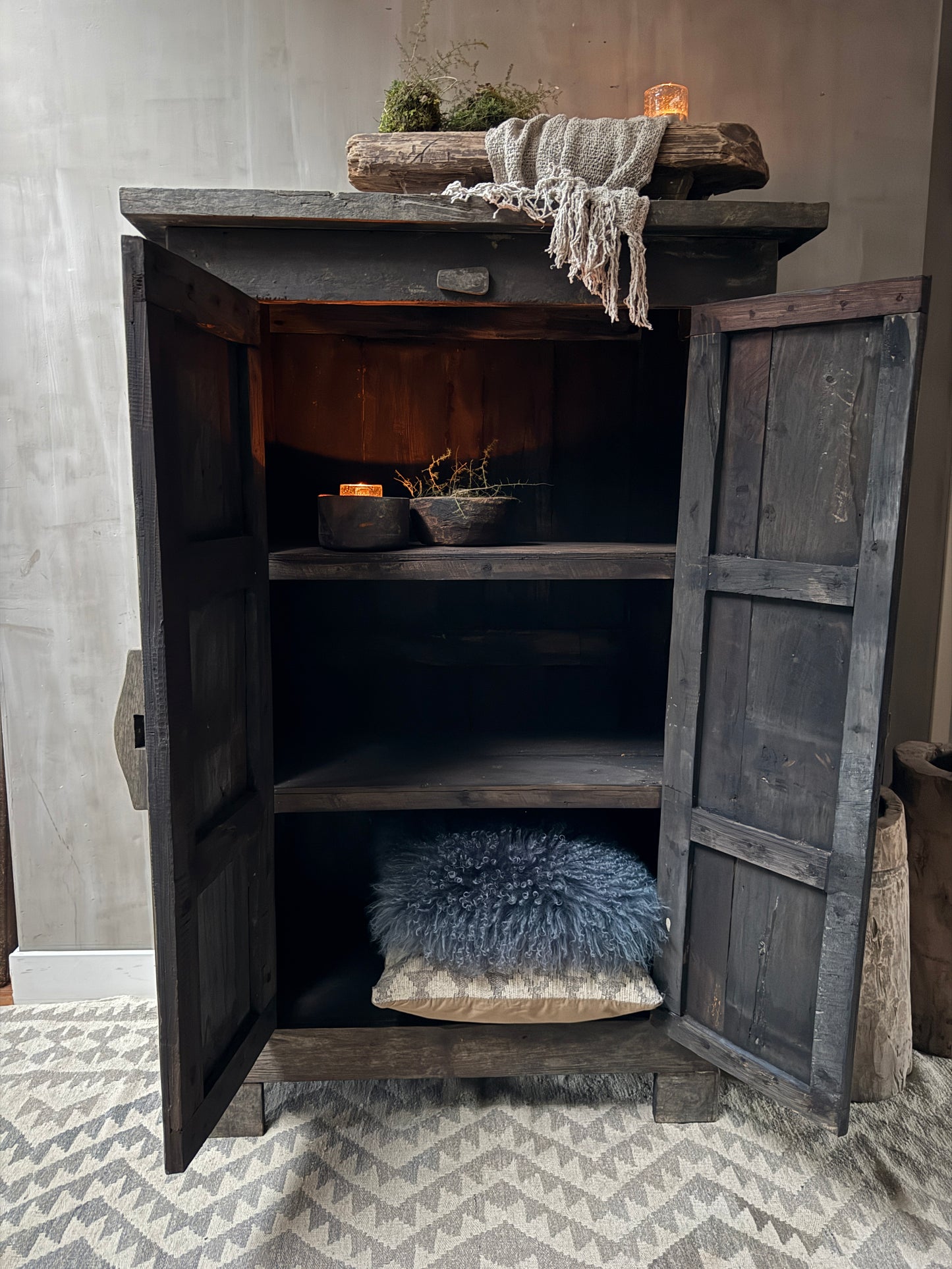 Authentieke donkerhouten kast met open deuren, landelijke decoratie en kussens, My Sober Home