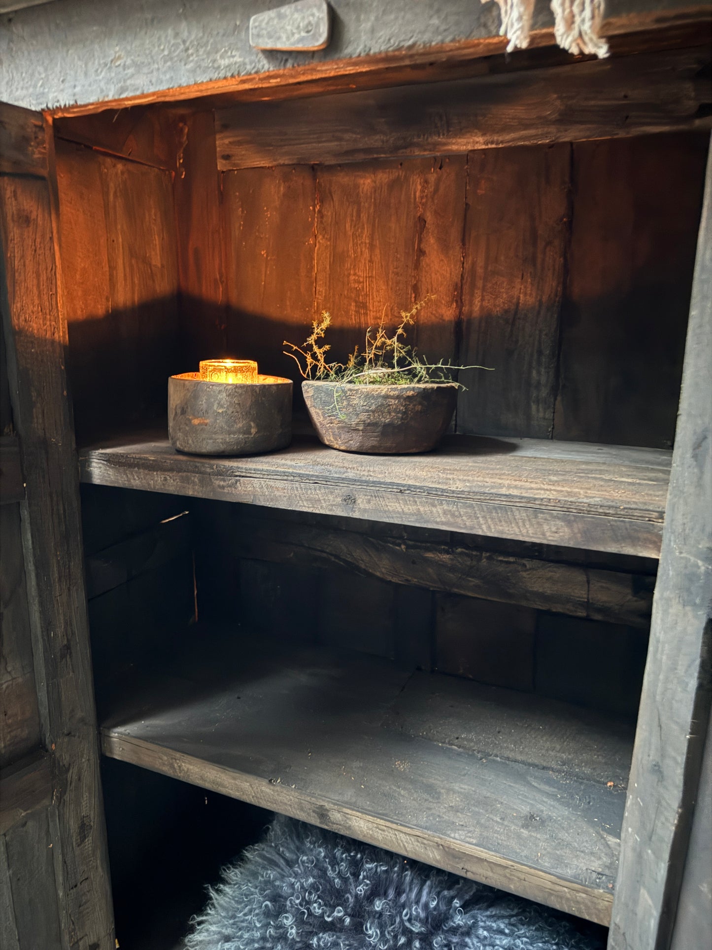 Handgemaakt houten kastje met landelijke accessoires, sfeerlicht en schaal, My Sober Home