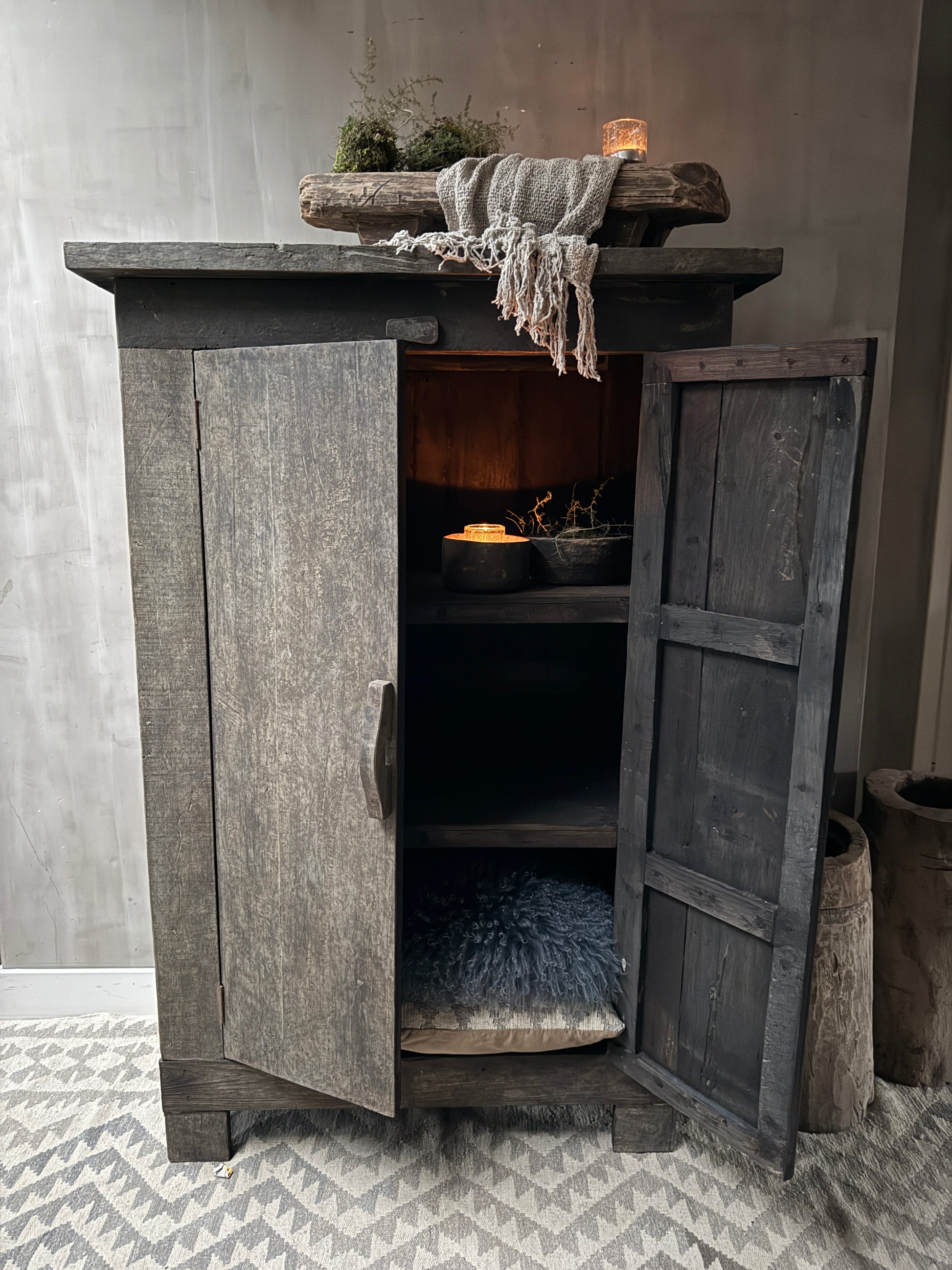 Authentieke houten kast met open deur, landelijke woondecoratie en kaarsen, My Sober Home