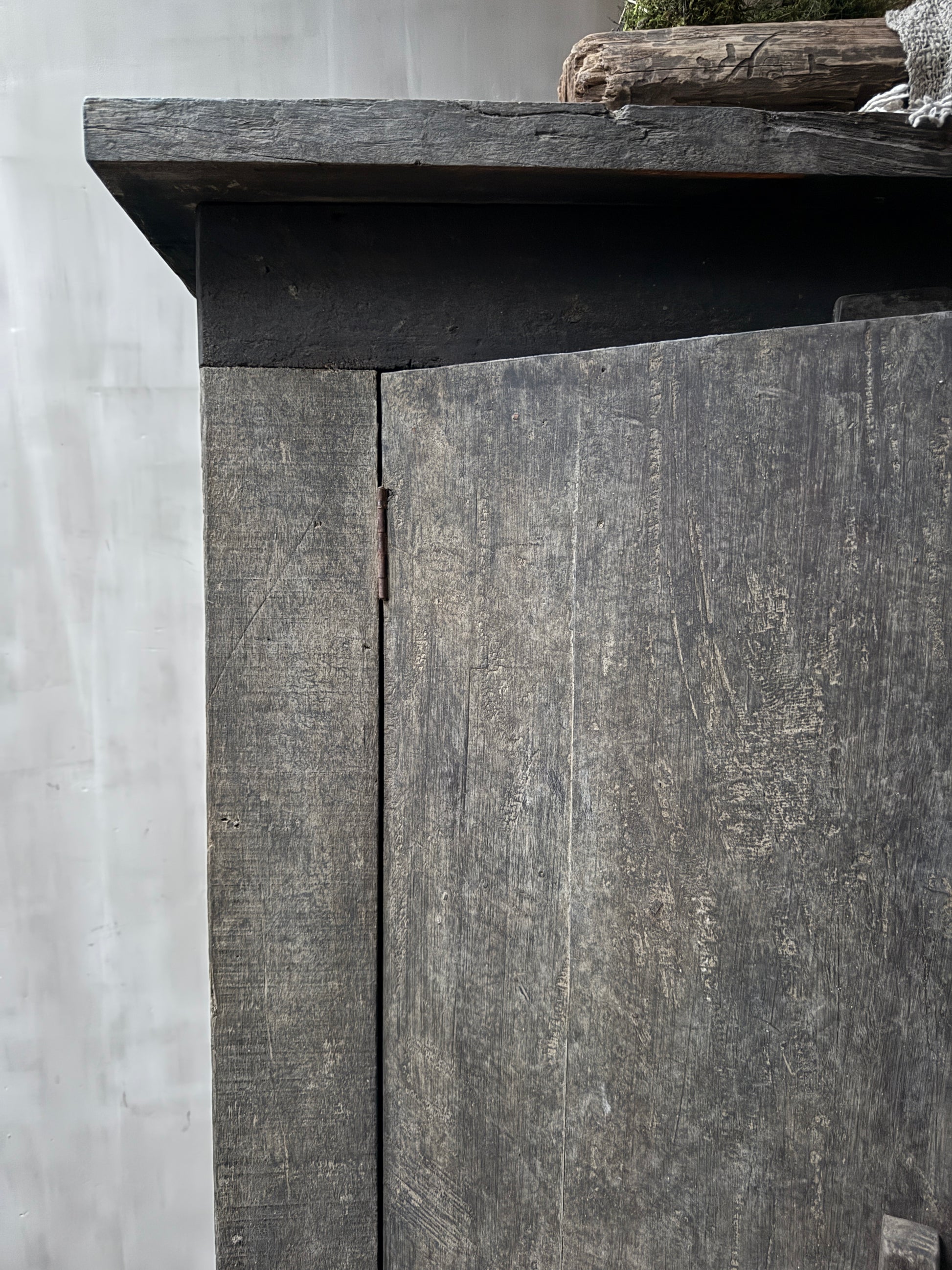 Authentieke handgemaakte houten kast met verweerde look, landelijke sobere woonstijl