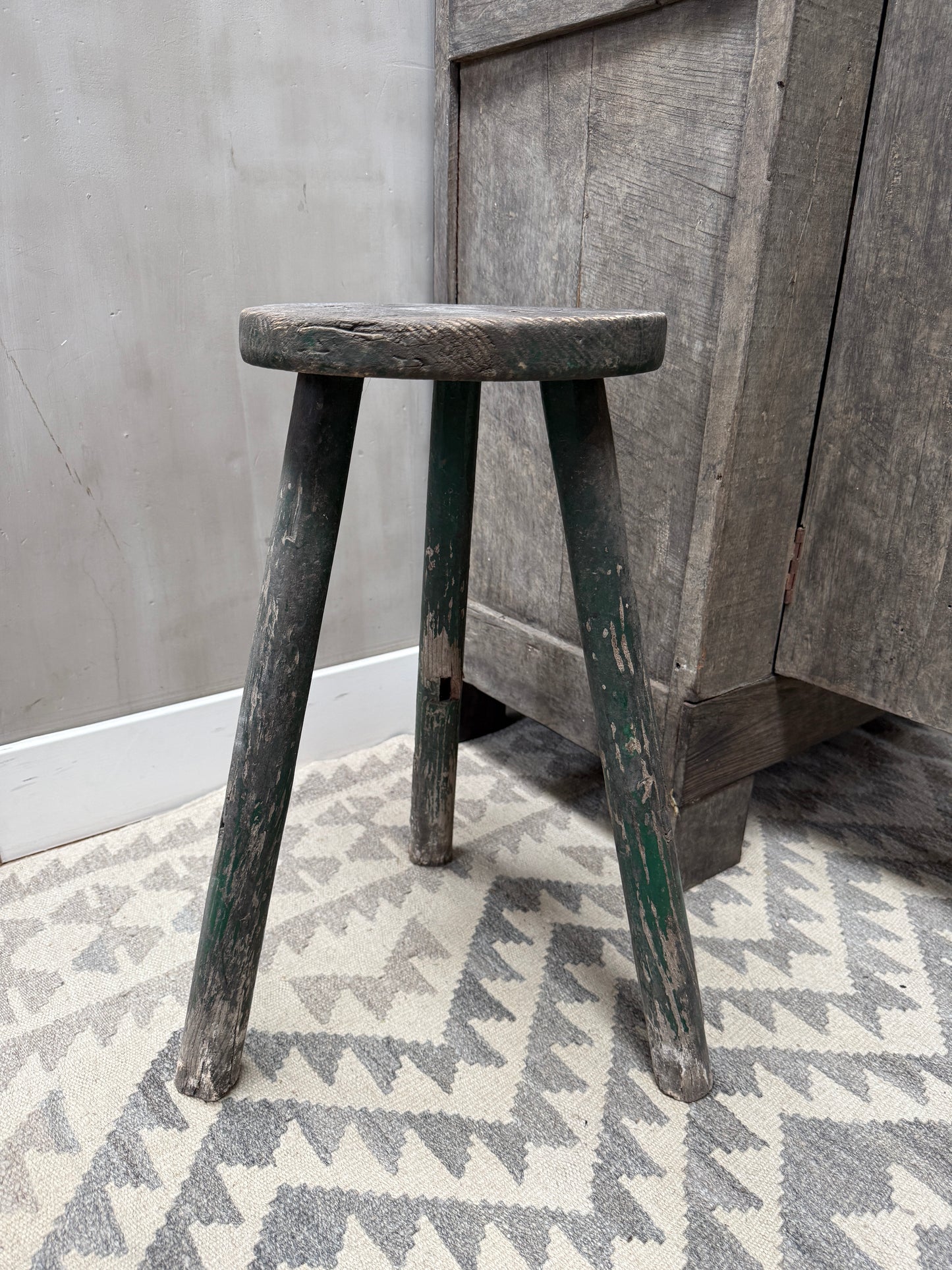 Authentieke handgemaakte houten kruk met verweerd groen, landelijk sober interieur