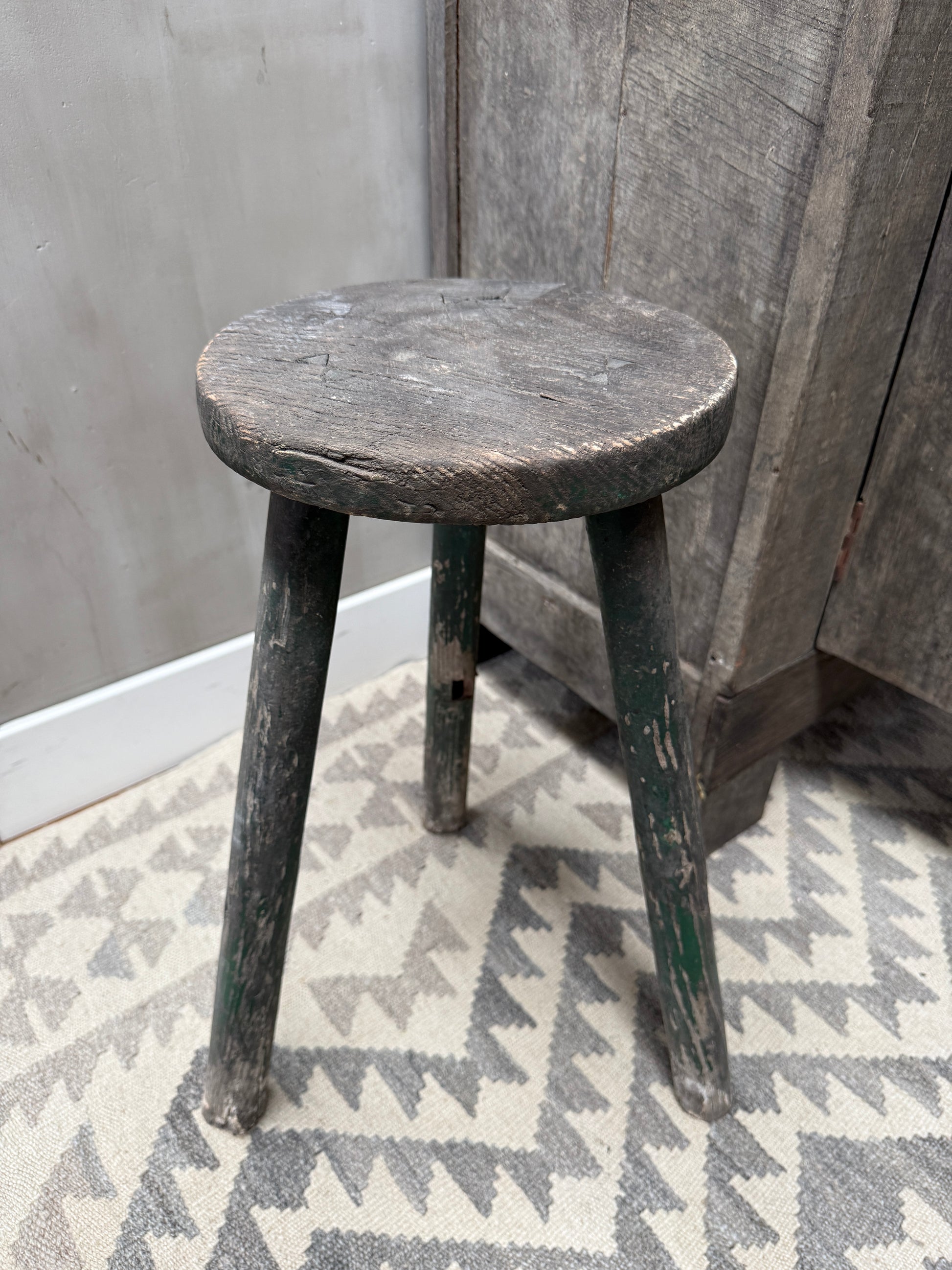 Authentieke houten kruk met rustiek uiterlijk, landelijke sobere woonaccessoire My Sober Home