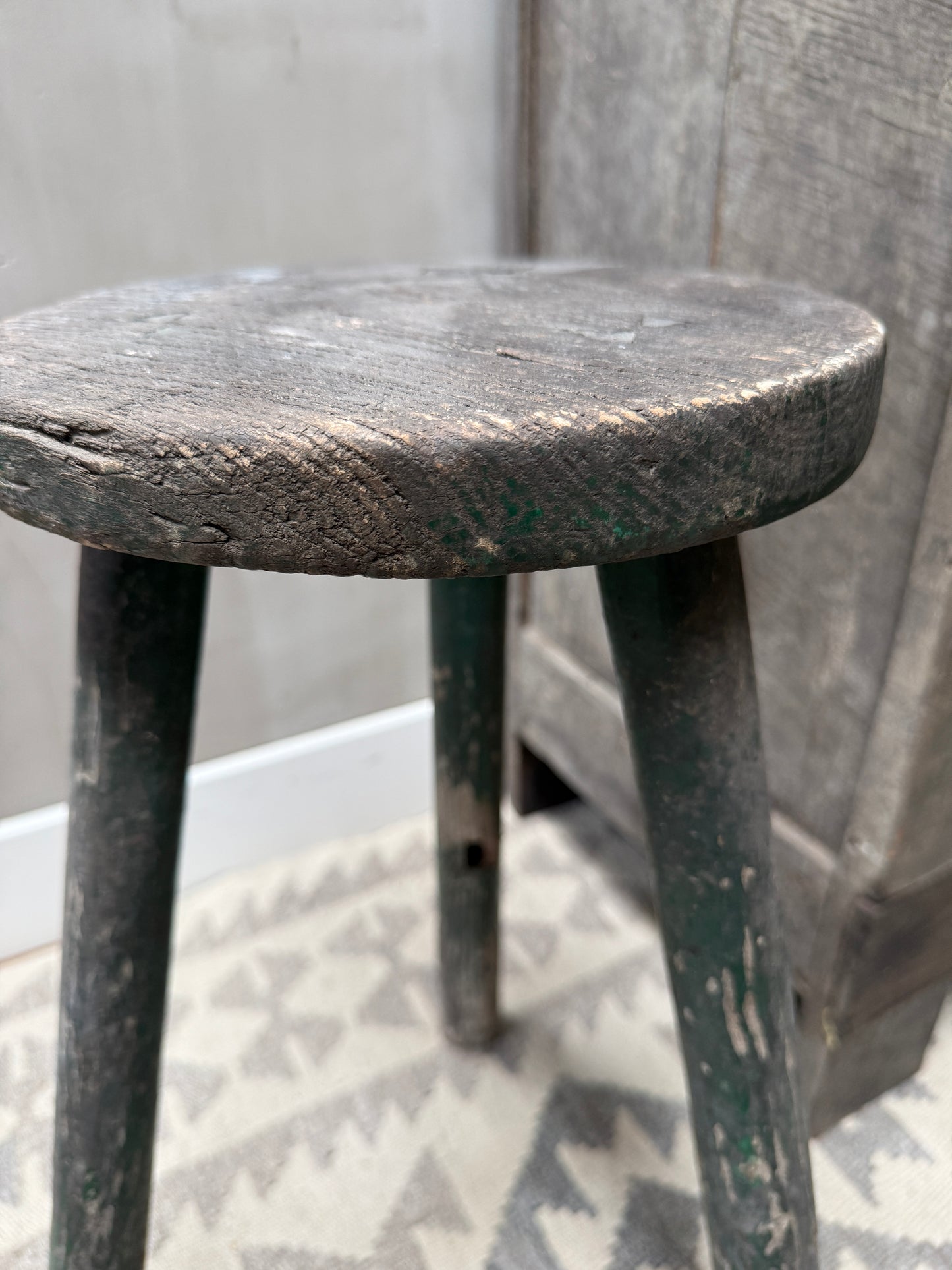 Authentieke, handgemaakte houten kruk met verweerde look, sober interieuraccessoire My Sober Home