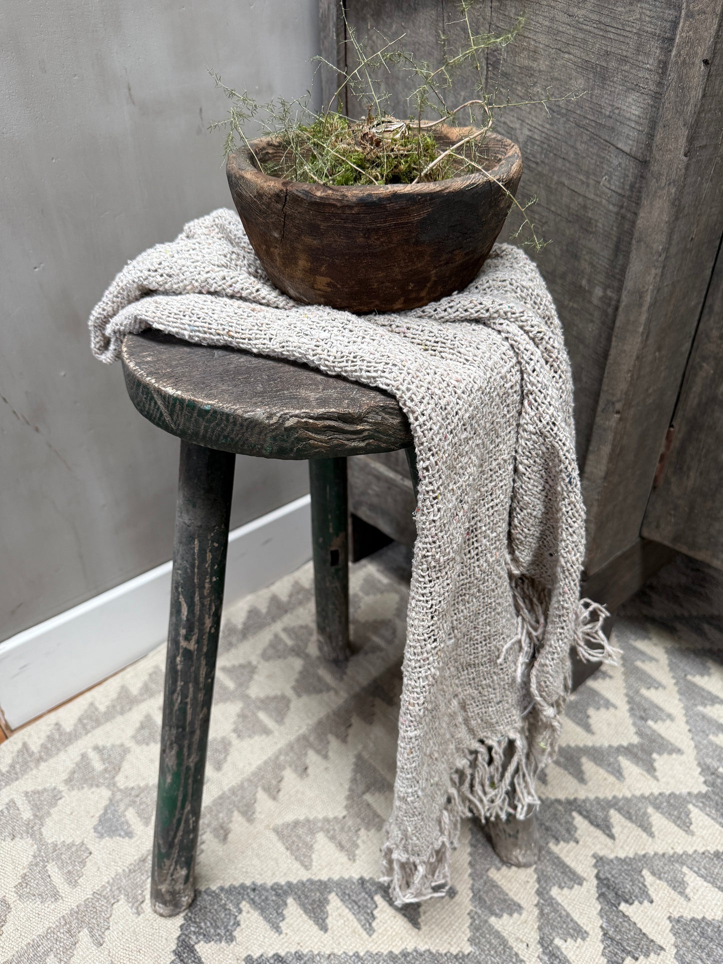 Handgemaakte landelijke houten kruk met vintage schaal en plaid, My Sober Home woonaccessoires