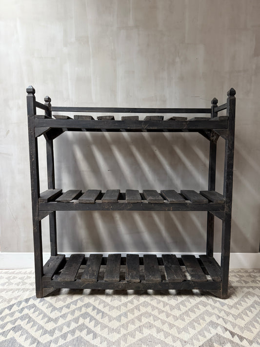 Handgemaakte houten stellingkast in landelijke, sobere stijl bij My Sober Home